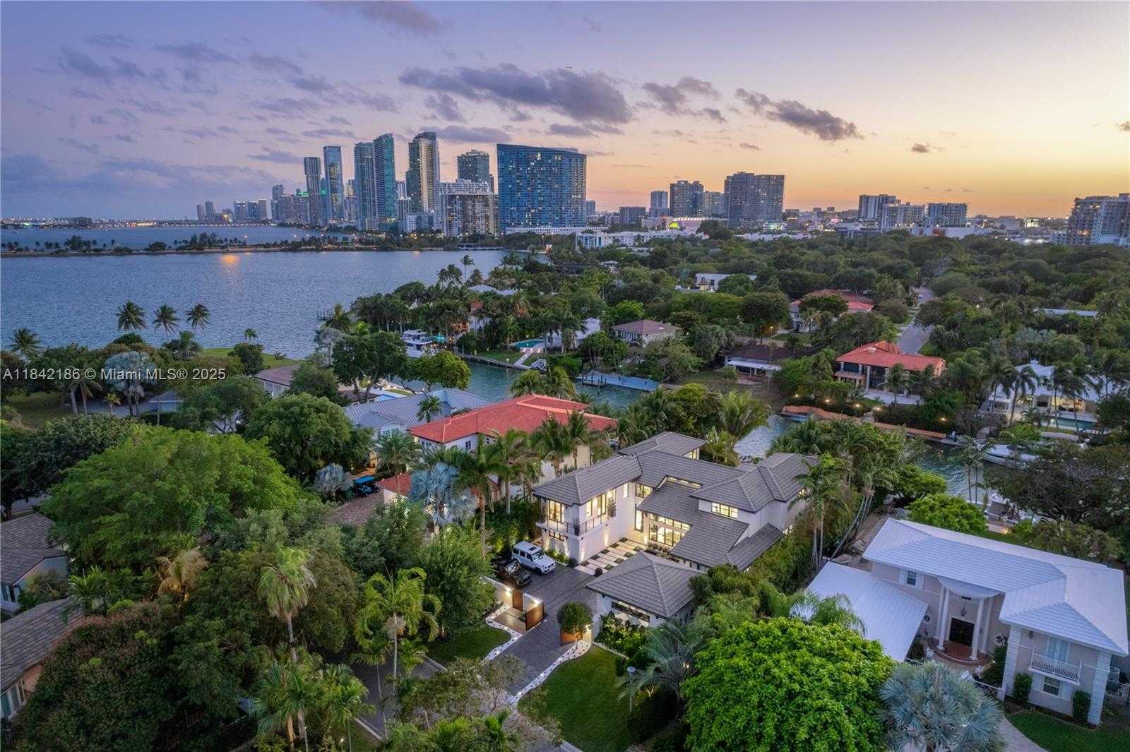 Small Image of 4241 PALM LN, Miami Number 19