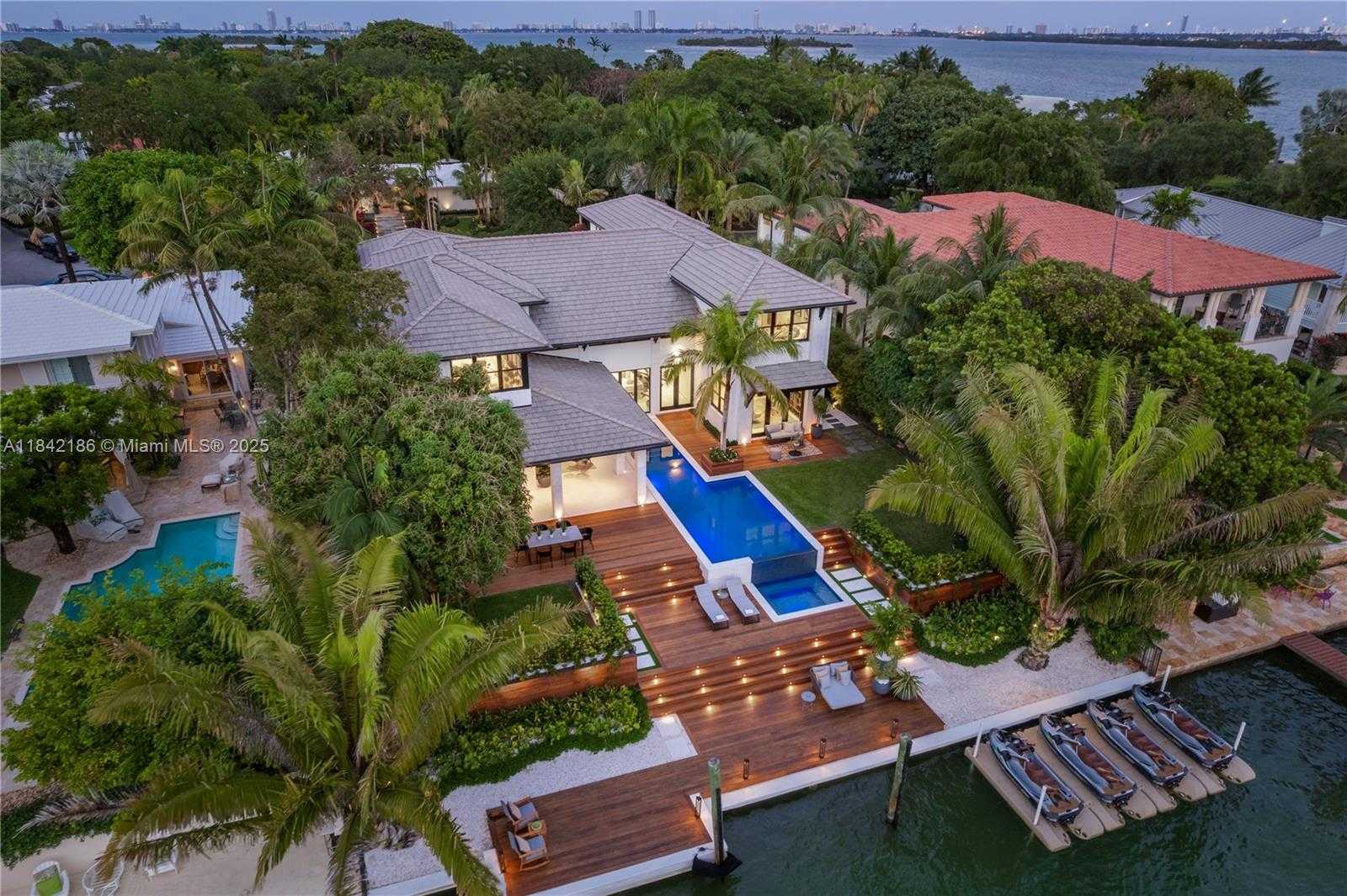Small Image of 4241 PALM LN, Miami Number 2