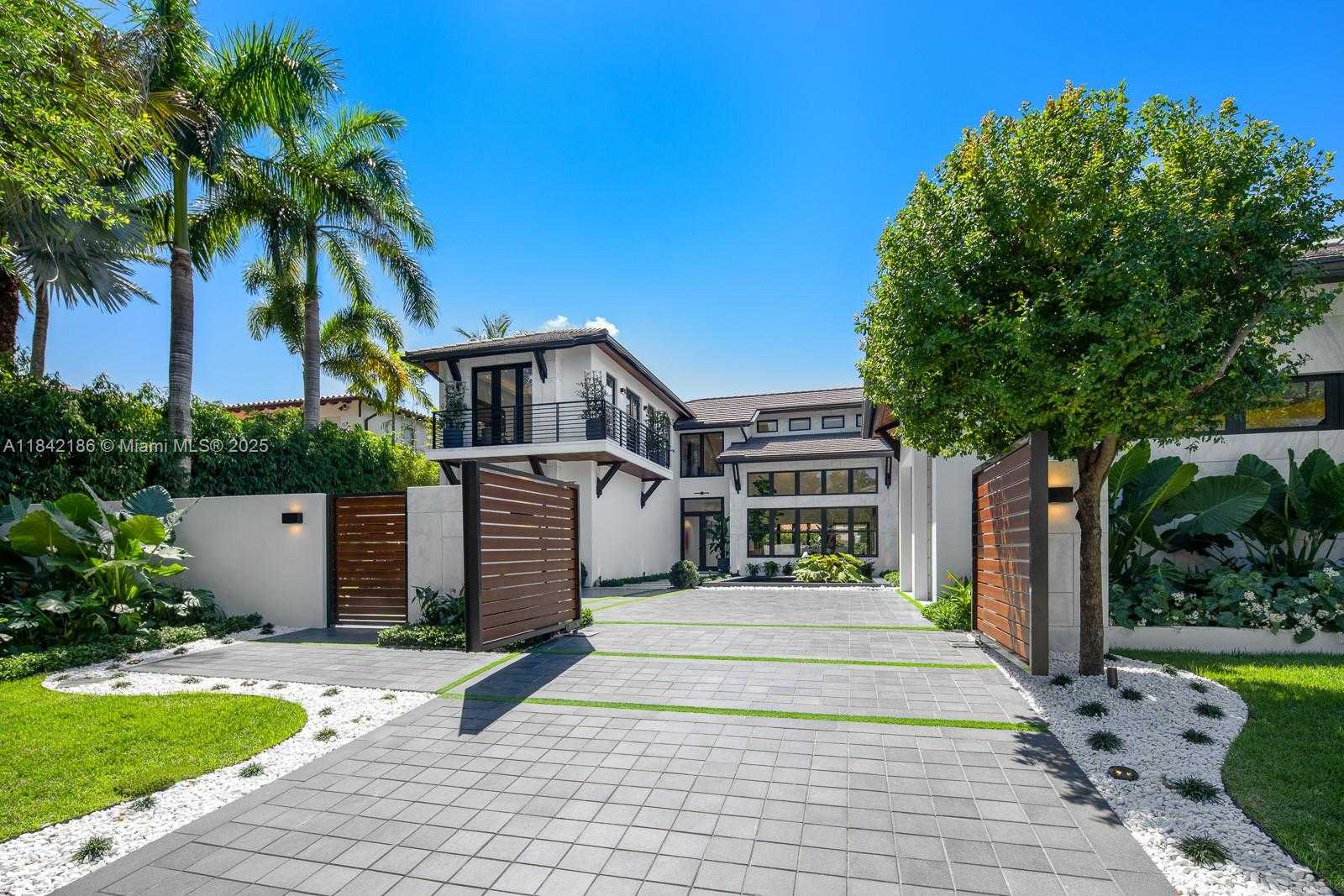 Small Image of 4241 PALM LN, Miami Number 20