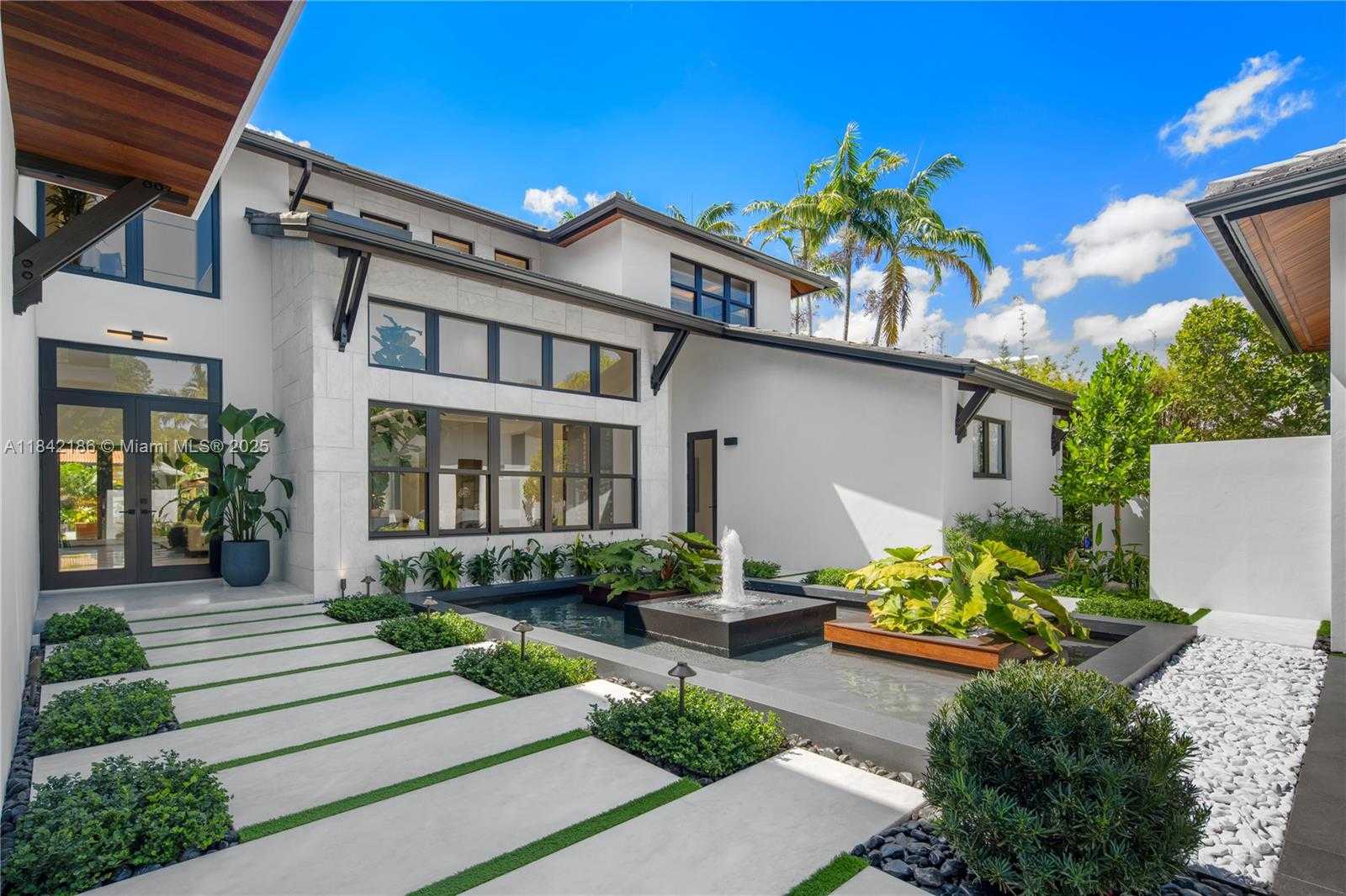 Small Image of 4241 PALM LN, Miami Number 21