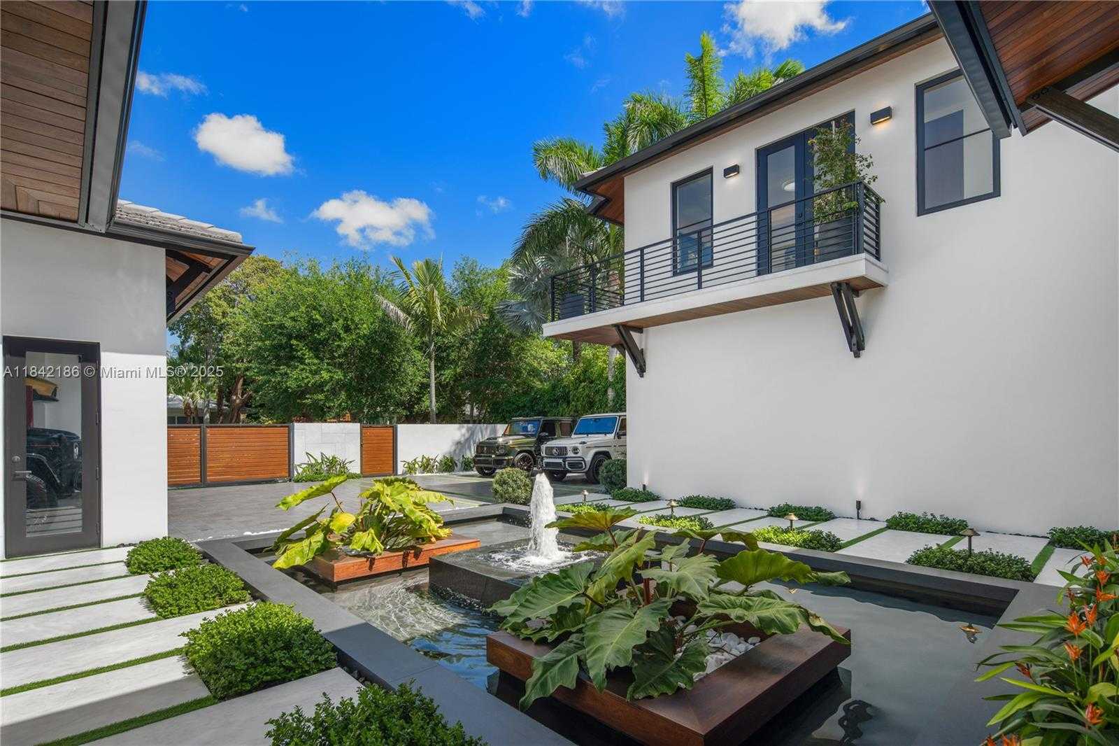 Small Image of 4241 PALM LN, Miami Number 22