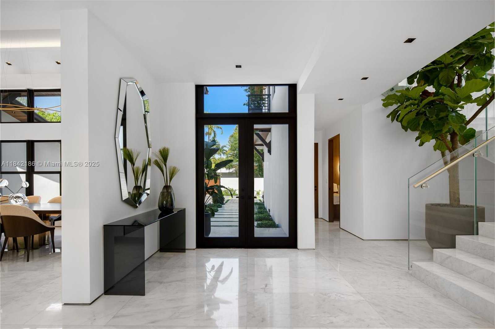 Small Image of 4241 PALM LN, Miami Number 24