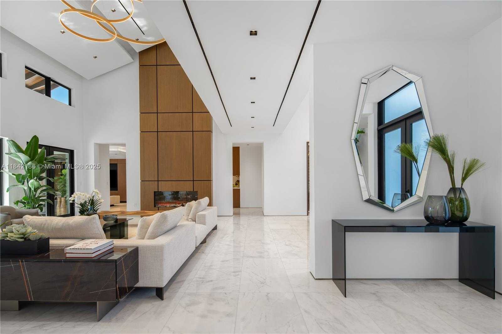 Small Image of 4241 PALM LN, Miami Number 26