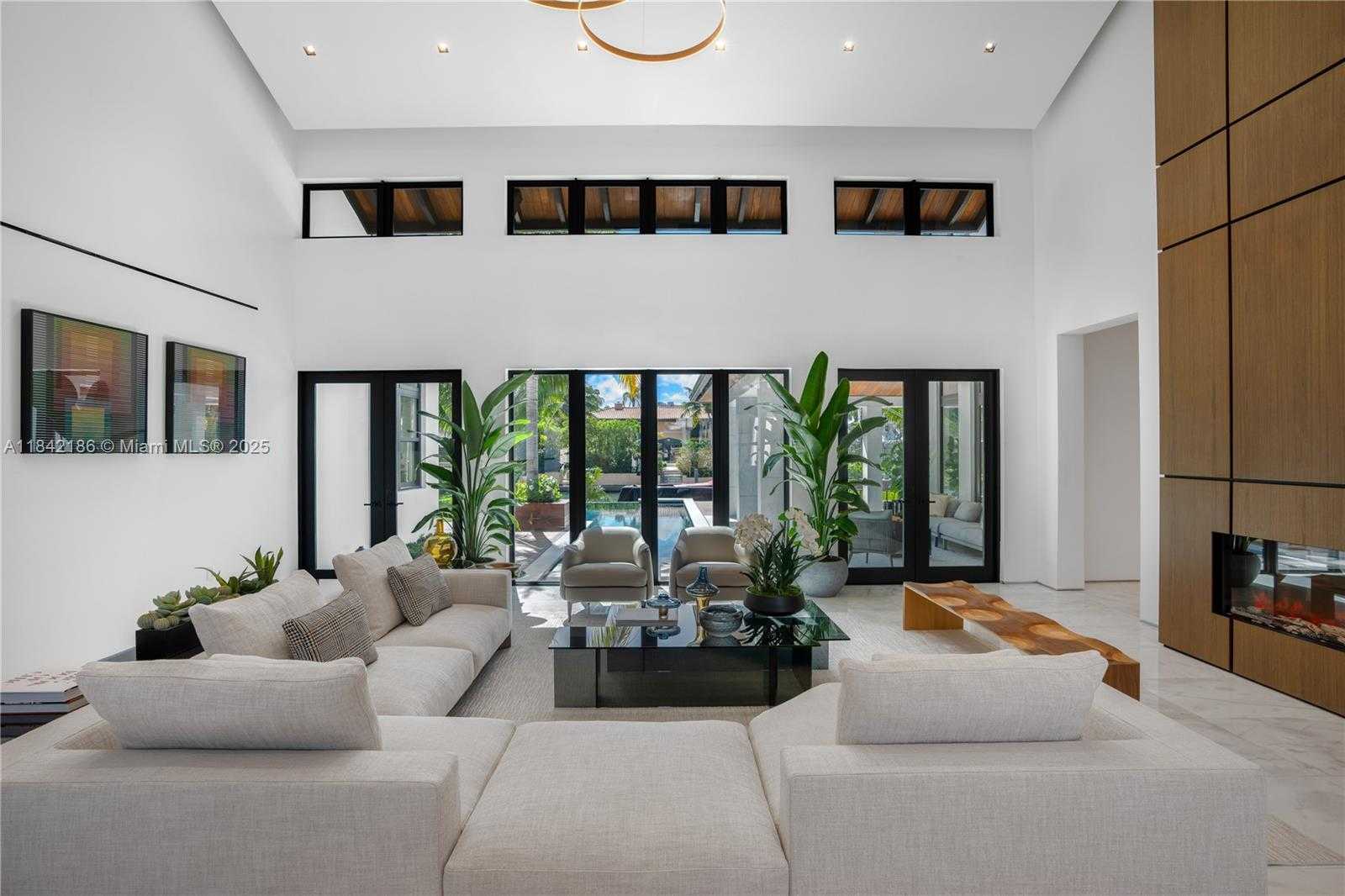 Small Image of 4241 PALM LN, Miami Number 28