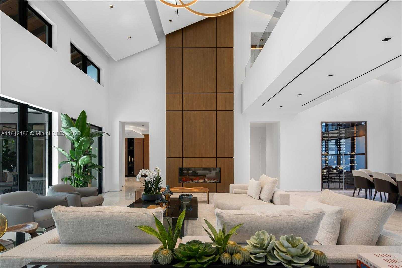 Small Image of 4241 PALM LN, Miami Number 29
