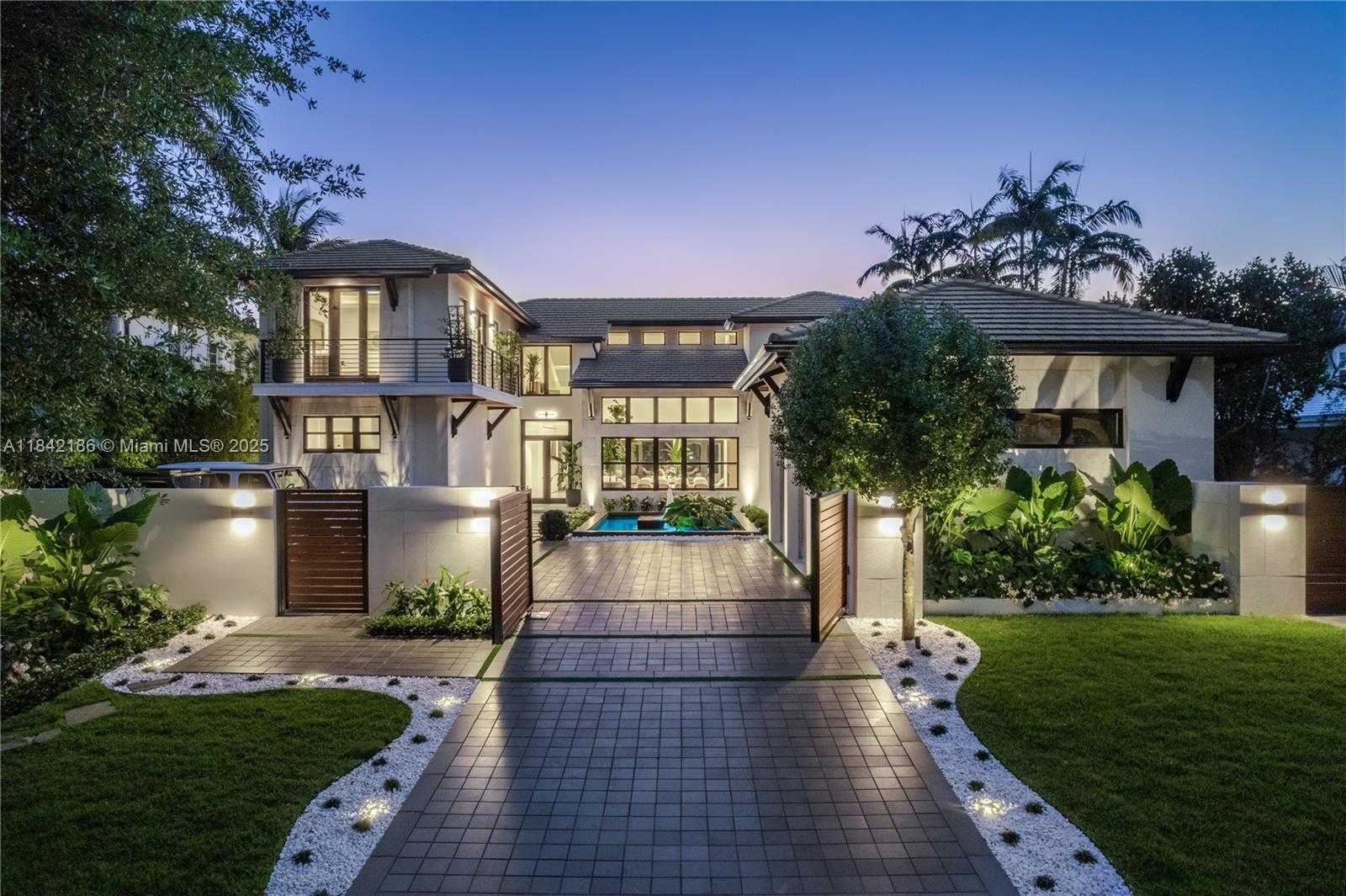 Small Image of 4241 PALM LN, Miami Number 3