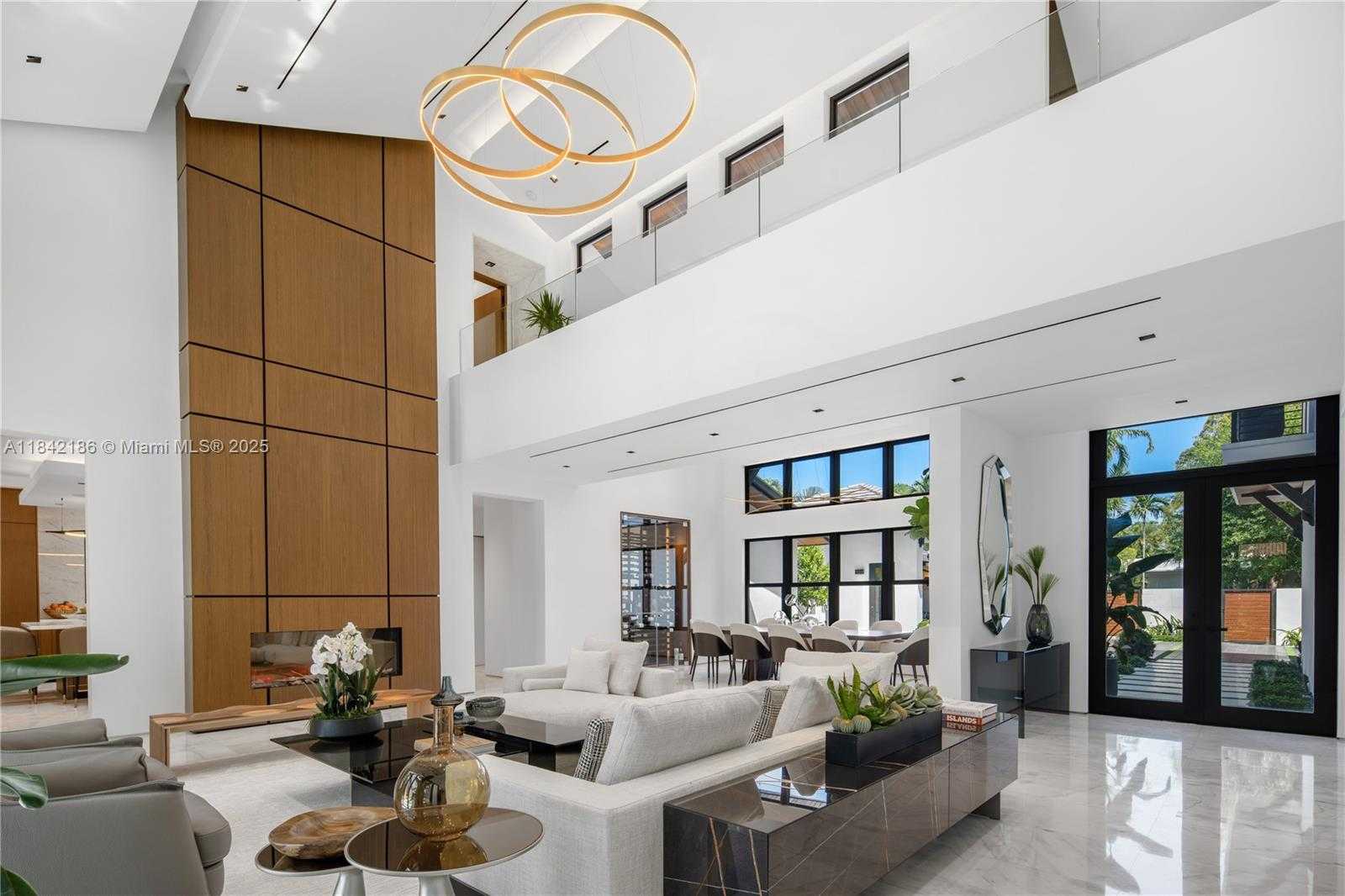 Small Image of 4241 PALM LN, Miami Number 30