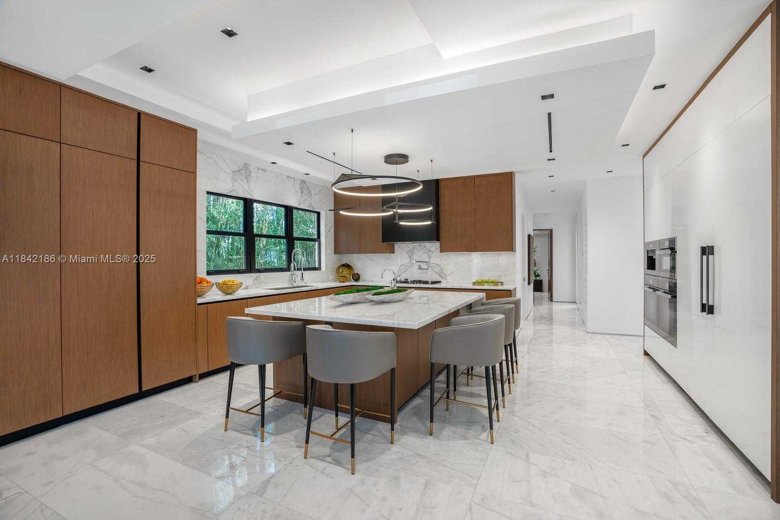 Small Image of 4241 PALM LN, Miami Number 34
