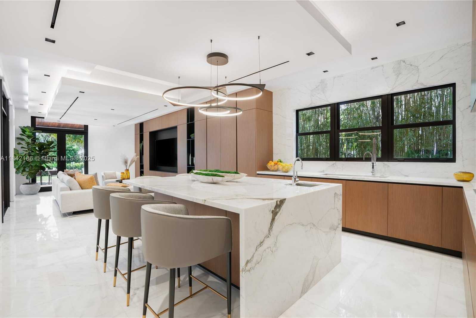 Small Image of 4241 PALM LN, Miami Number 35