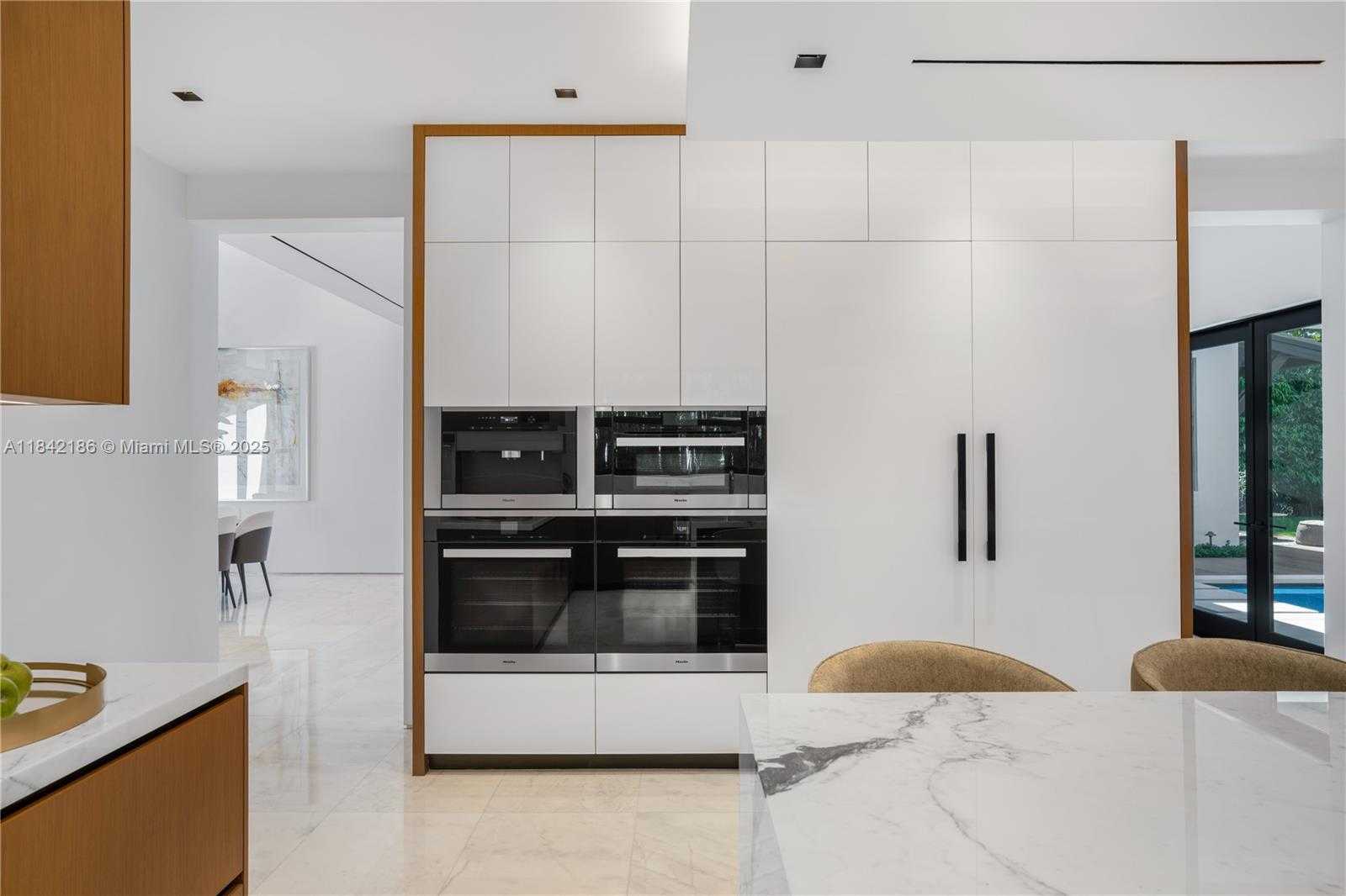 Small Image of 4241 PALM LN, Miami Number 36