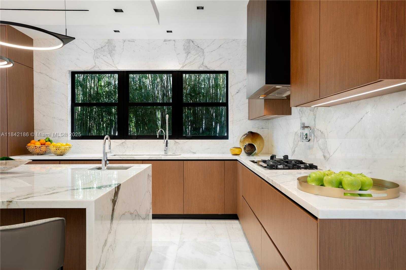 Small Image of 4241 PALM LN, Miami Number 37