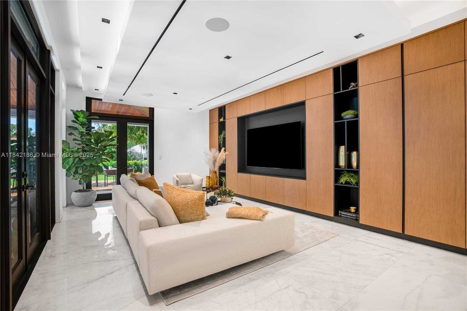 Small Image of 4241 PALM LN, Miami Number 38