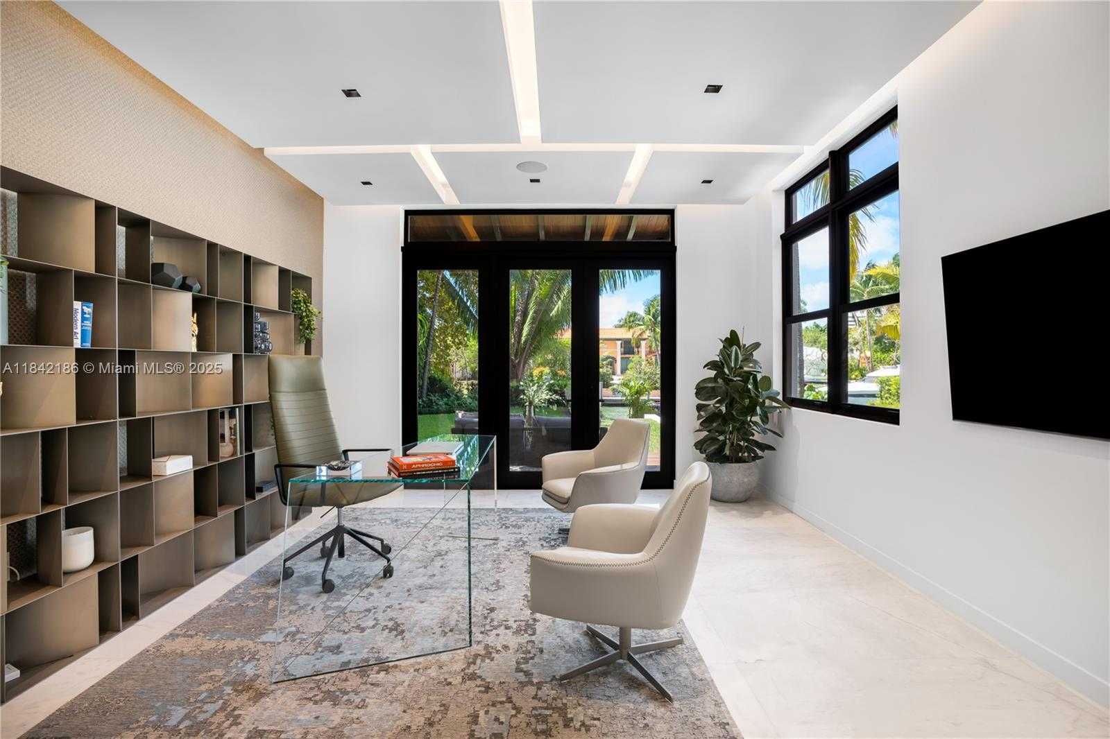 Small Image of 4241 PALM LN, Miami Number 40
