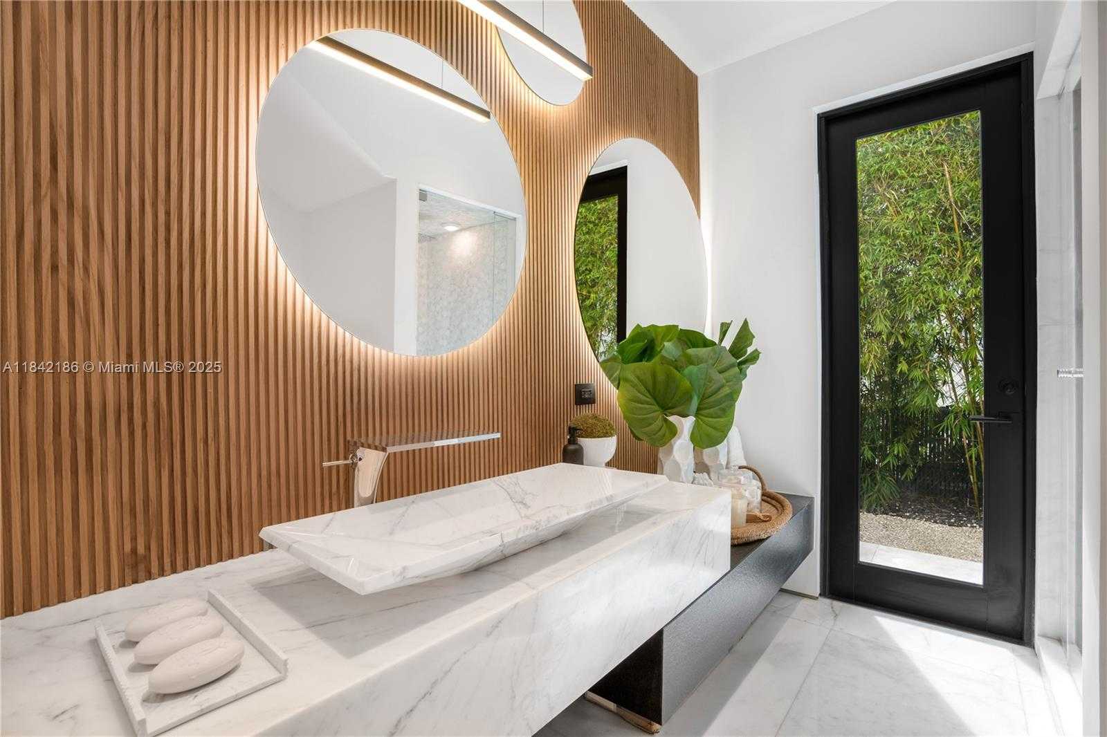 Small Image of 4241 PALM LN, Miami Number 42