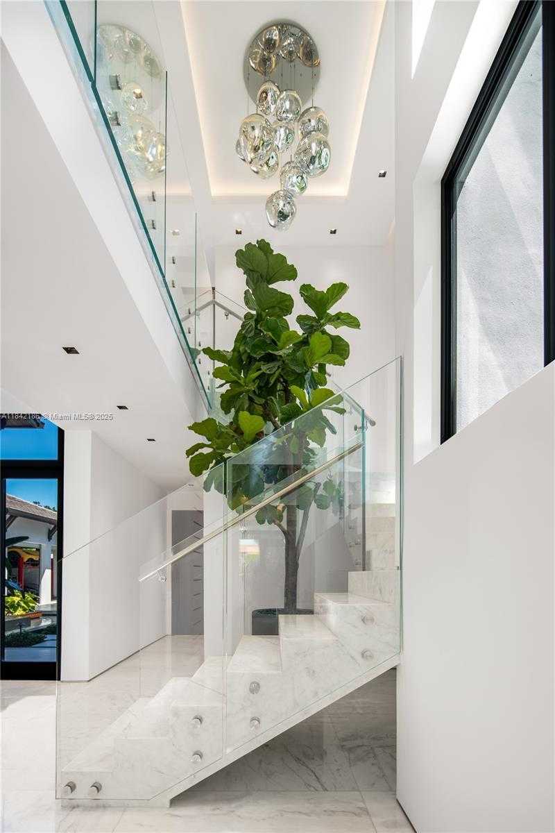 Small Image of 4241 PALM LN, Miami Number 44