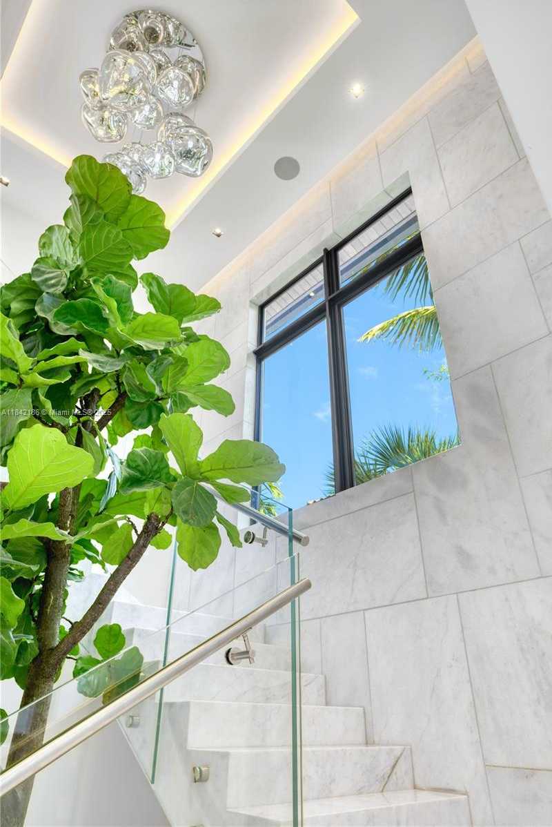 Small Image of 4241 PALM LN, Miami Number 45