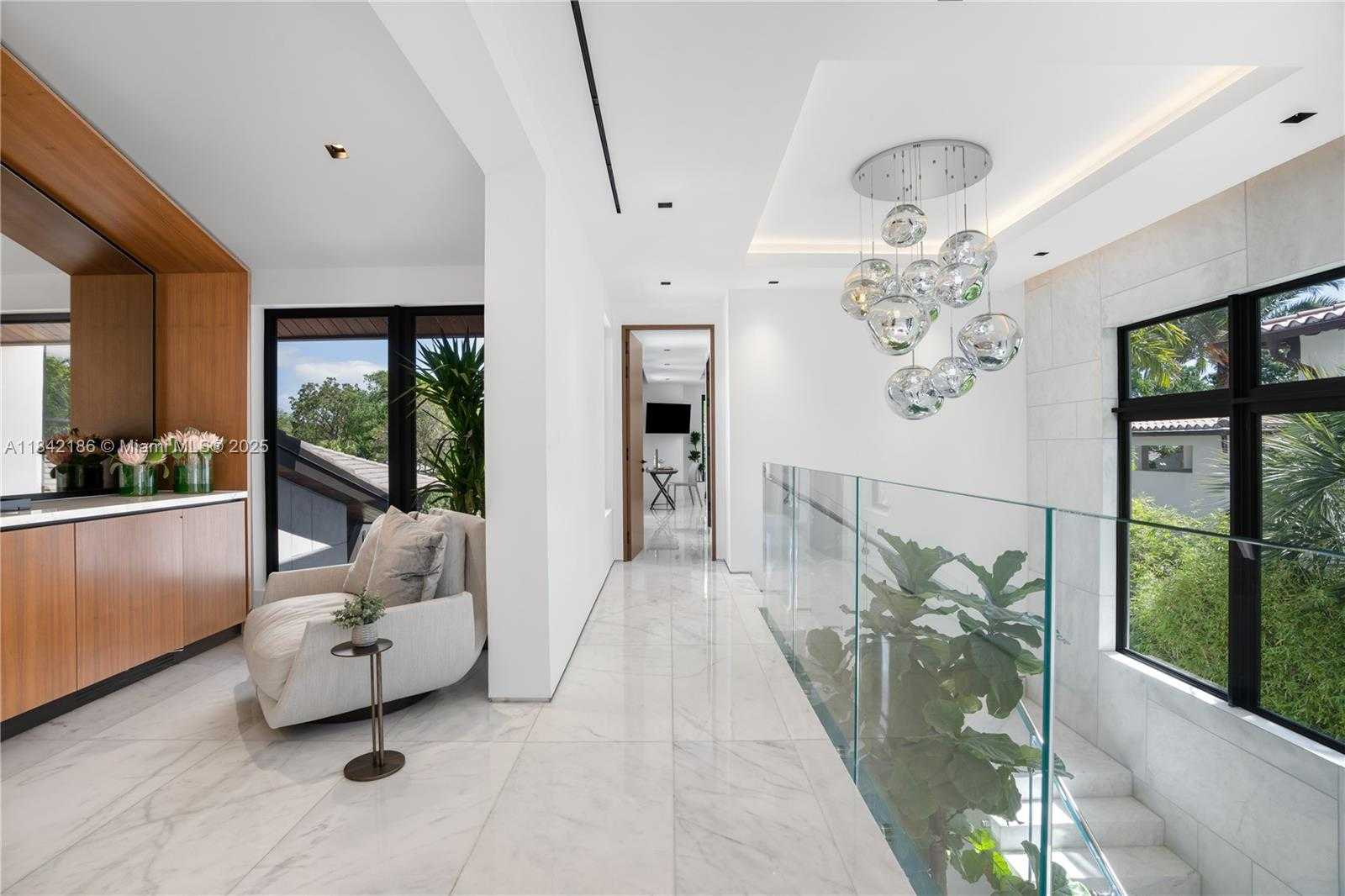 Small Image of 4241 PALM LN, Miami Number 46