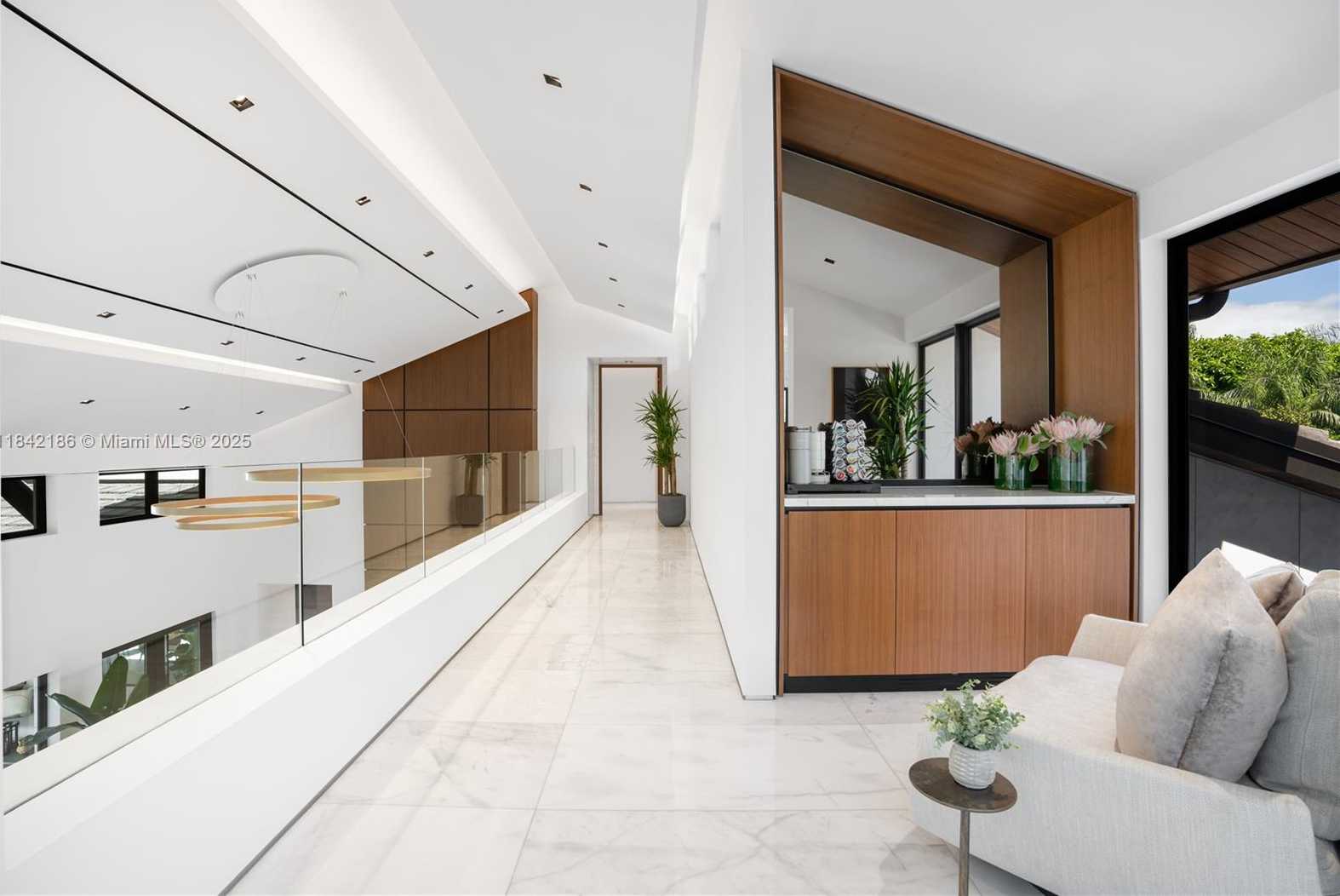 Small Image of 4241 PALM LN, Miami Number 47