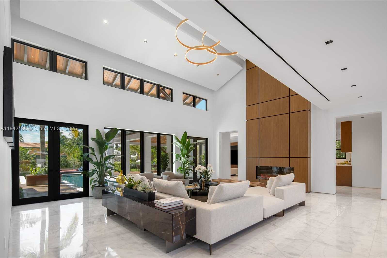 Small Image of 4241 PALM LN, Miami Number 5