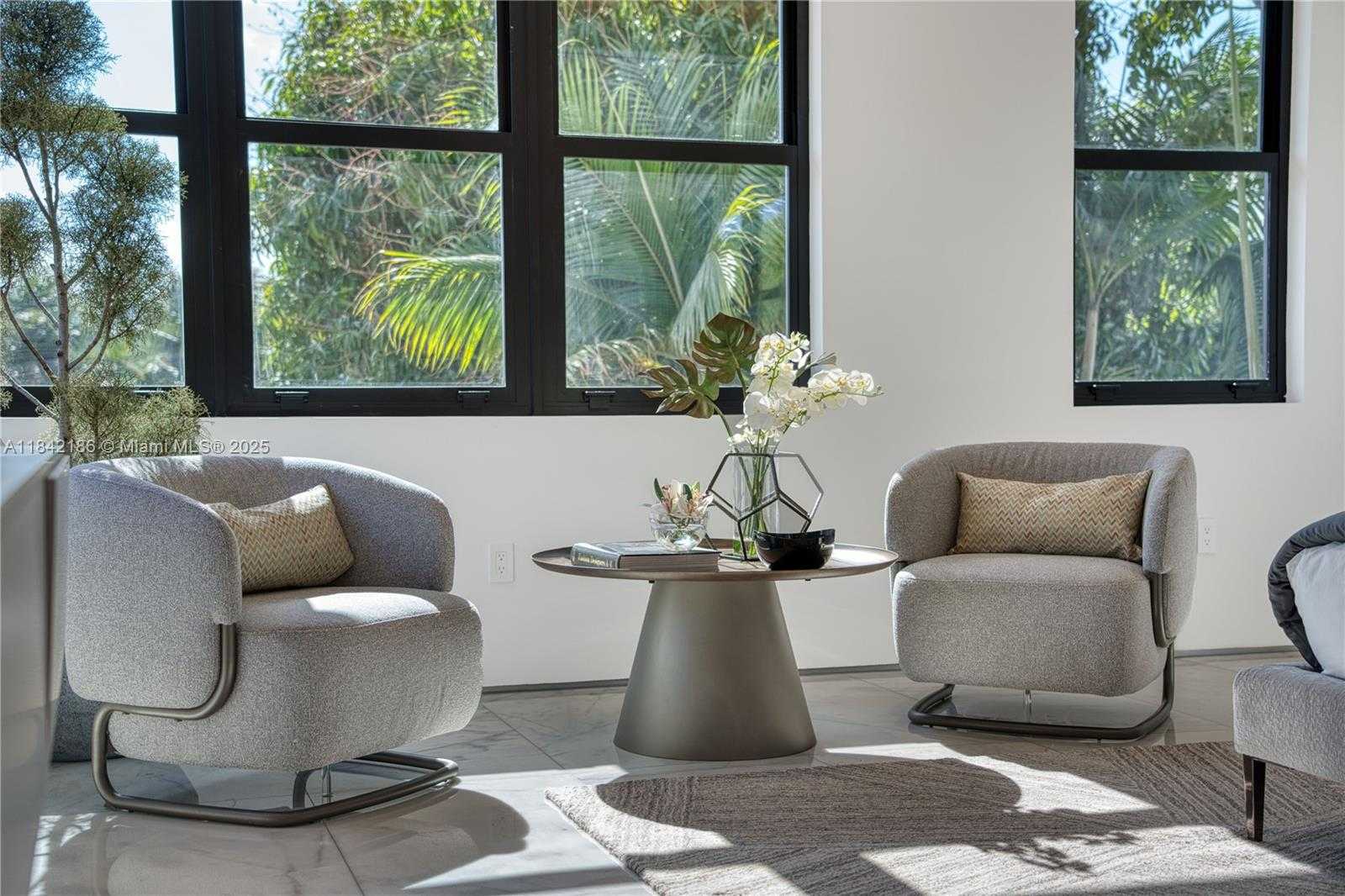 Small Image of 4241 PALM LN, Miami Number 51