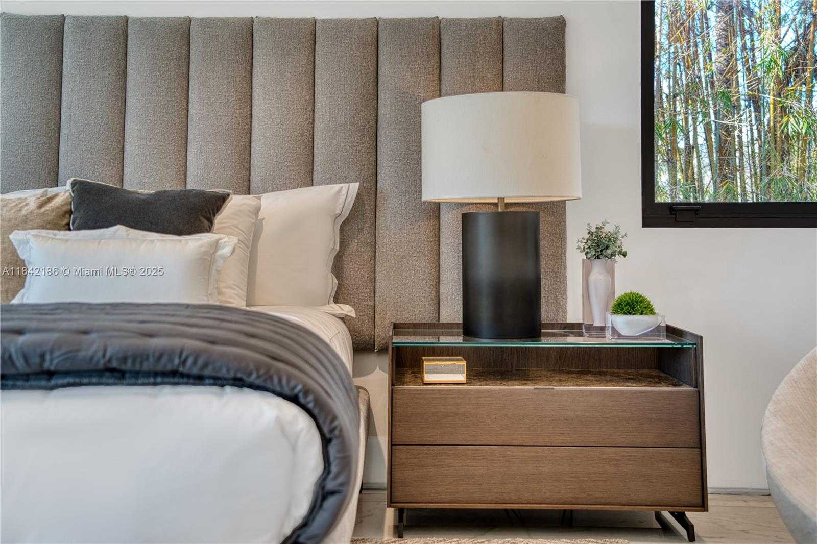 Small Image of 4241 PALM LN, Miami Number 52