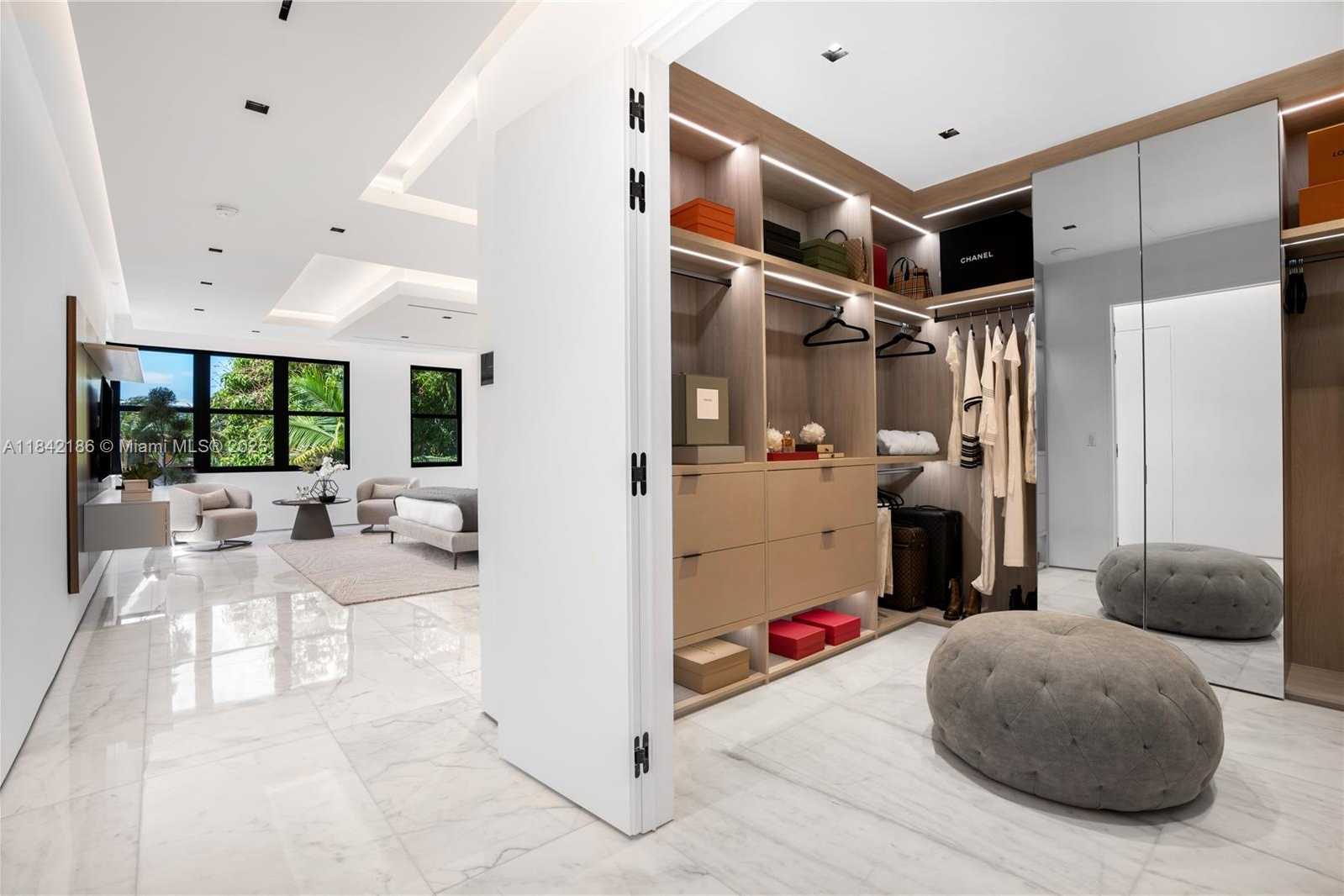 Small Image of 4241 PALM LN, Miami Number 53