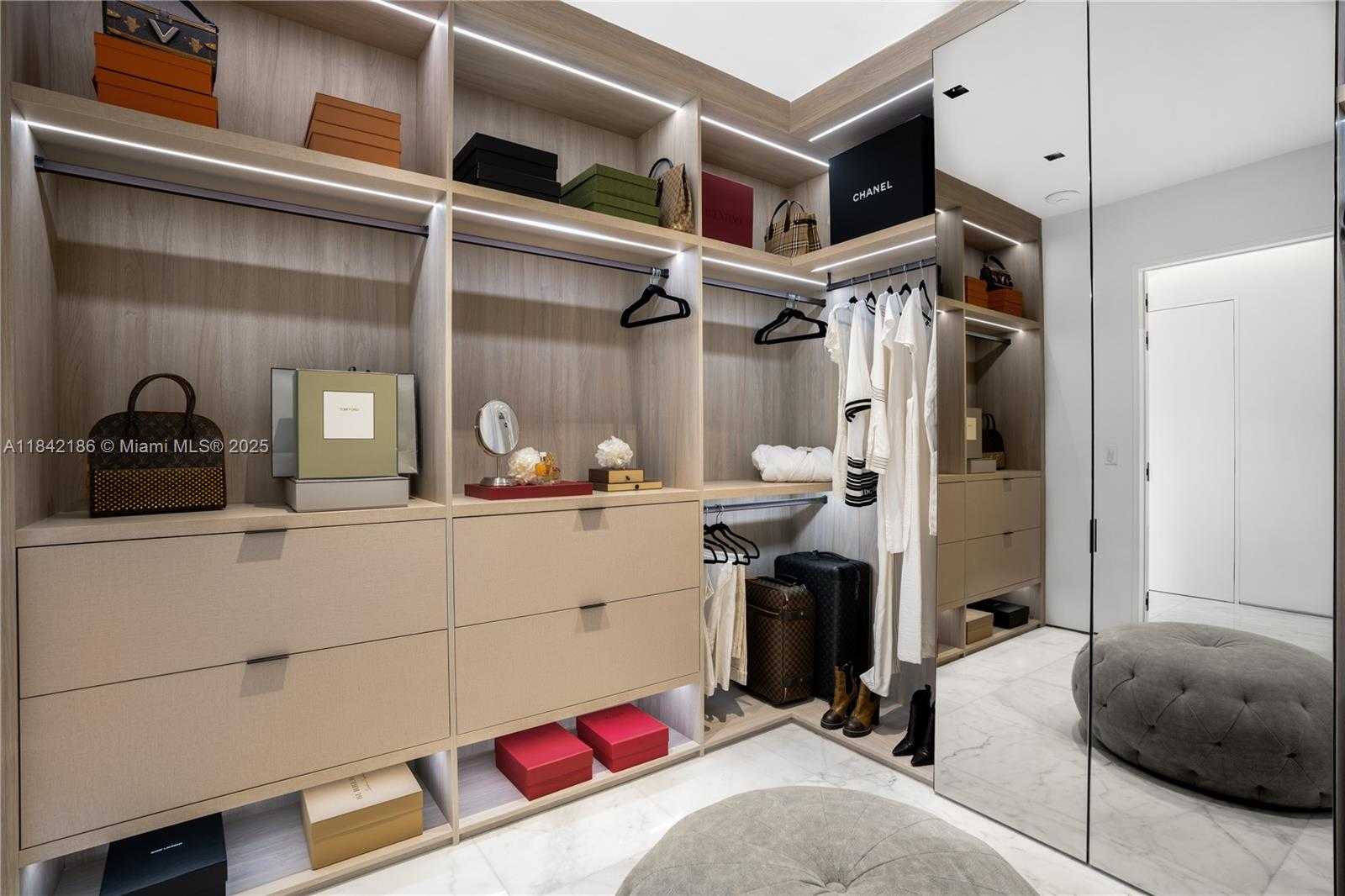Small Image of 4241 PALM LN, Miami Number 54