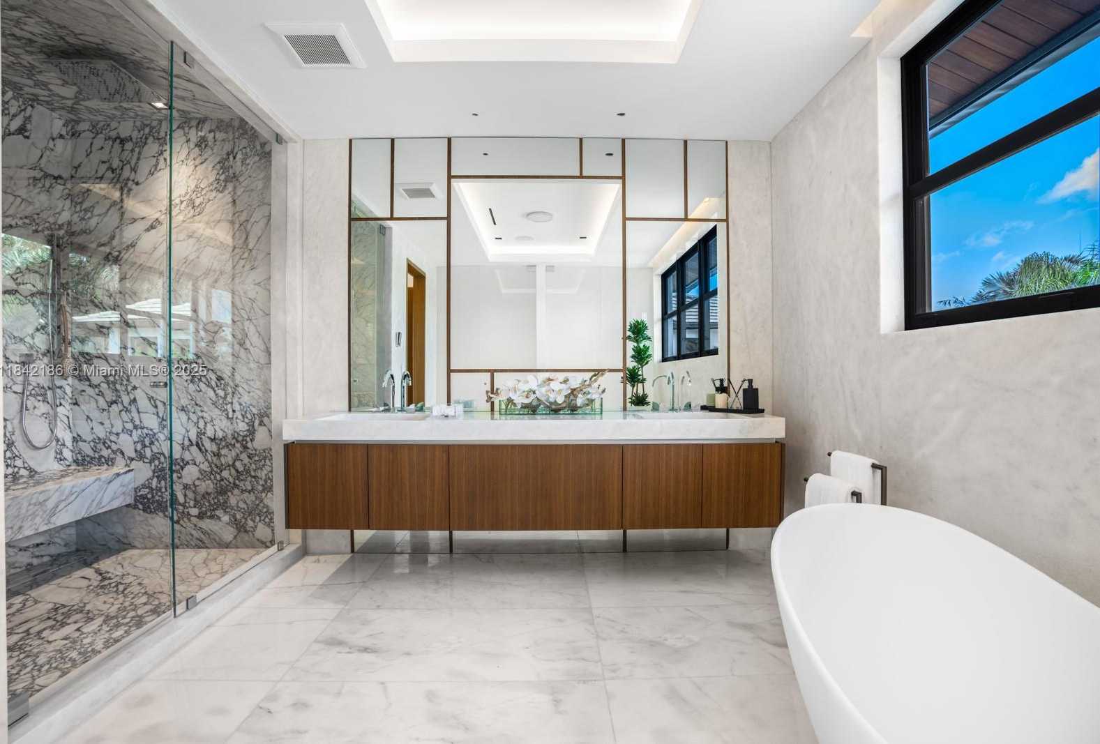 Small Image of 4241 PALM LN, Miami Number 55