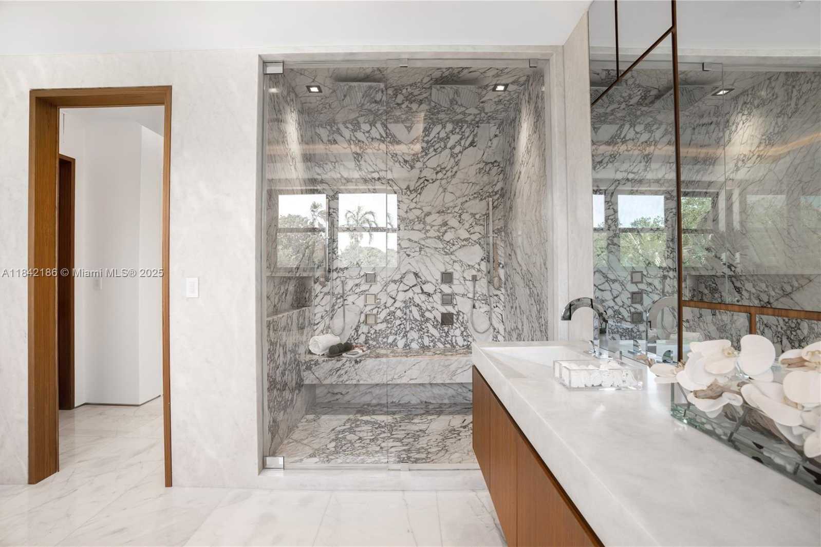 Small Image of 4241 PALM LN, Miami Number 56