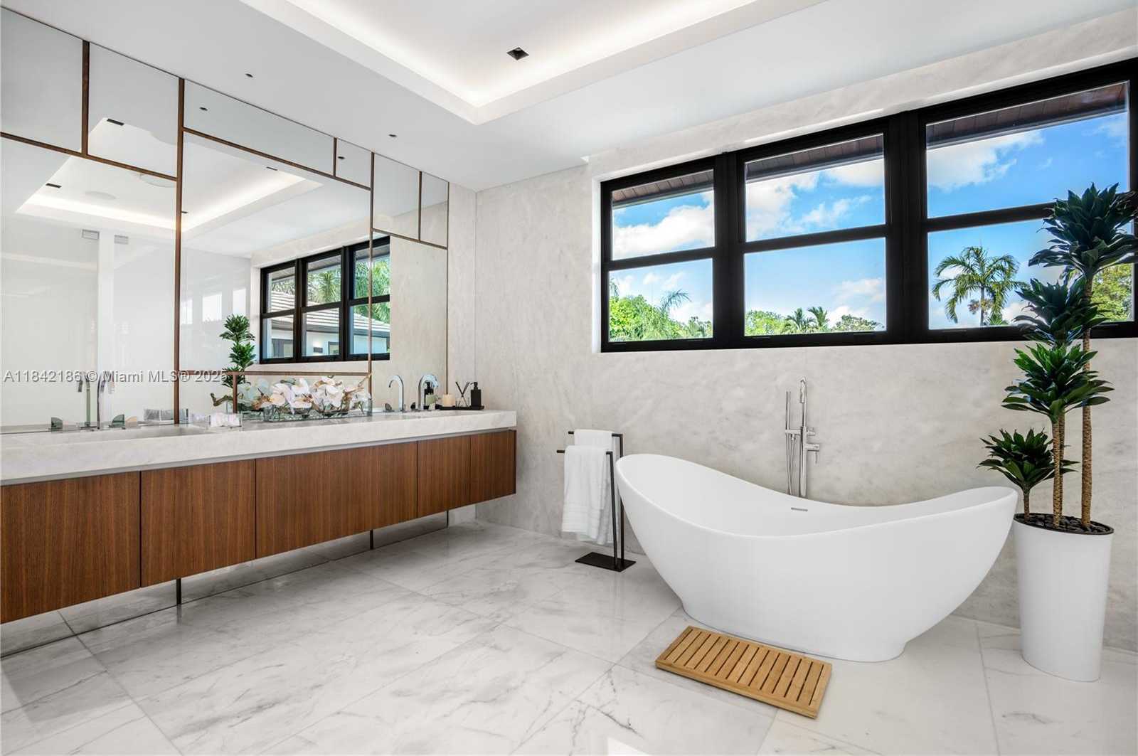 Small Image of 4241 PALM LN, Miami Number 57