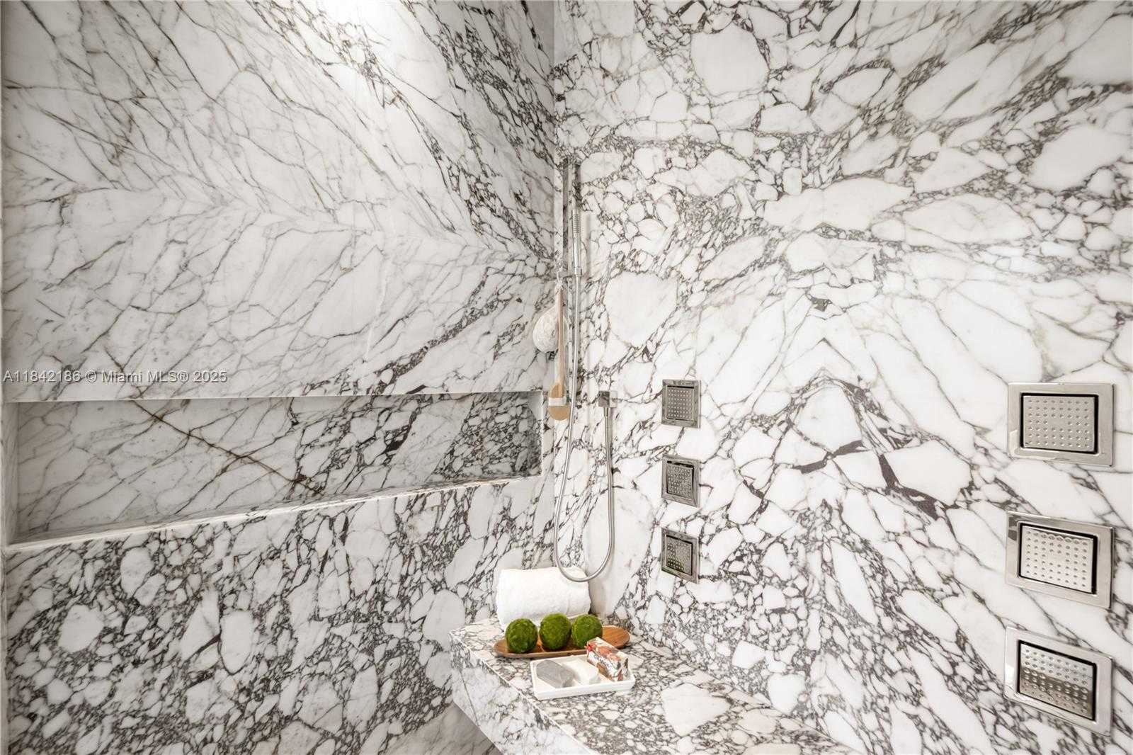 Small Image of 4241 PALM LN, Miami Number 58