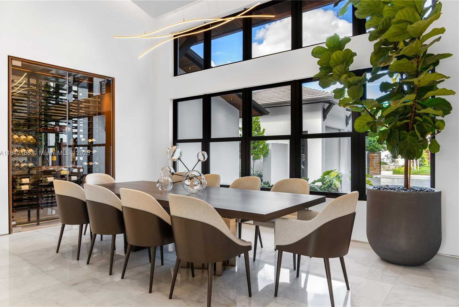 Small Image of 4241 PALM LN, Miami Number 6