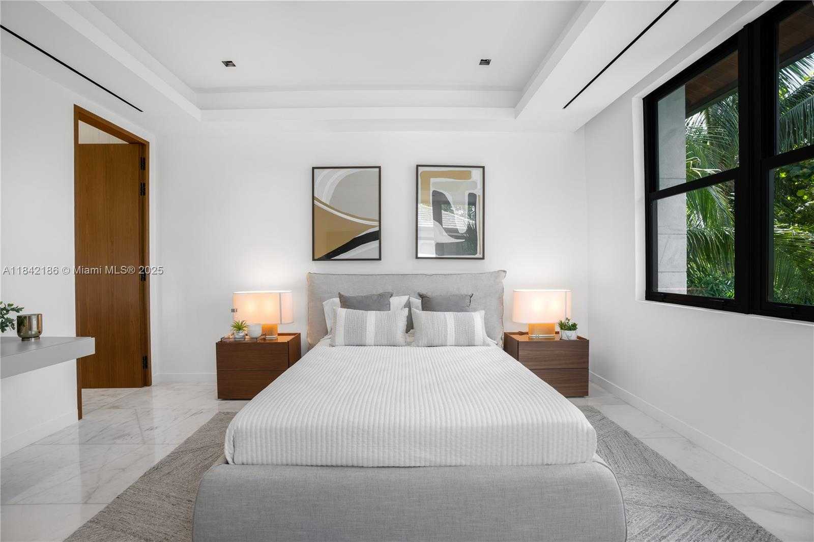 Small Image of 4241 PALM LN, Miami Number 60
