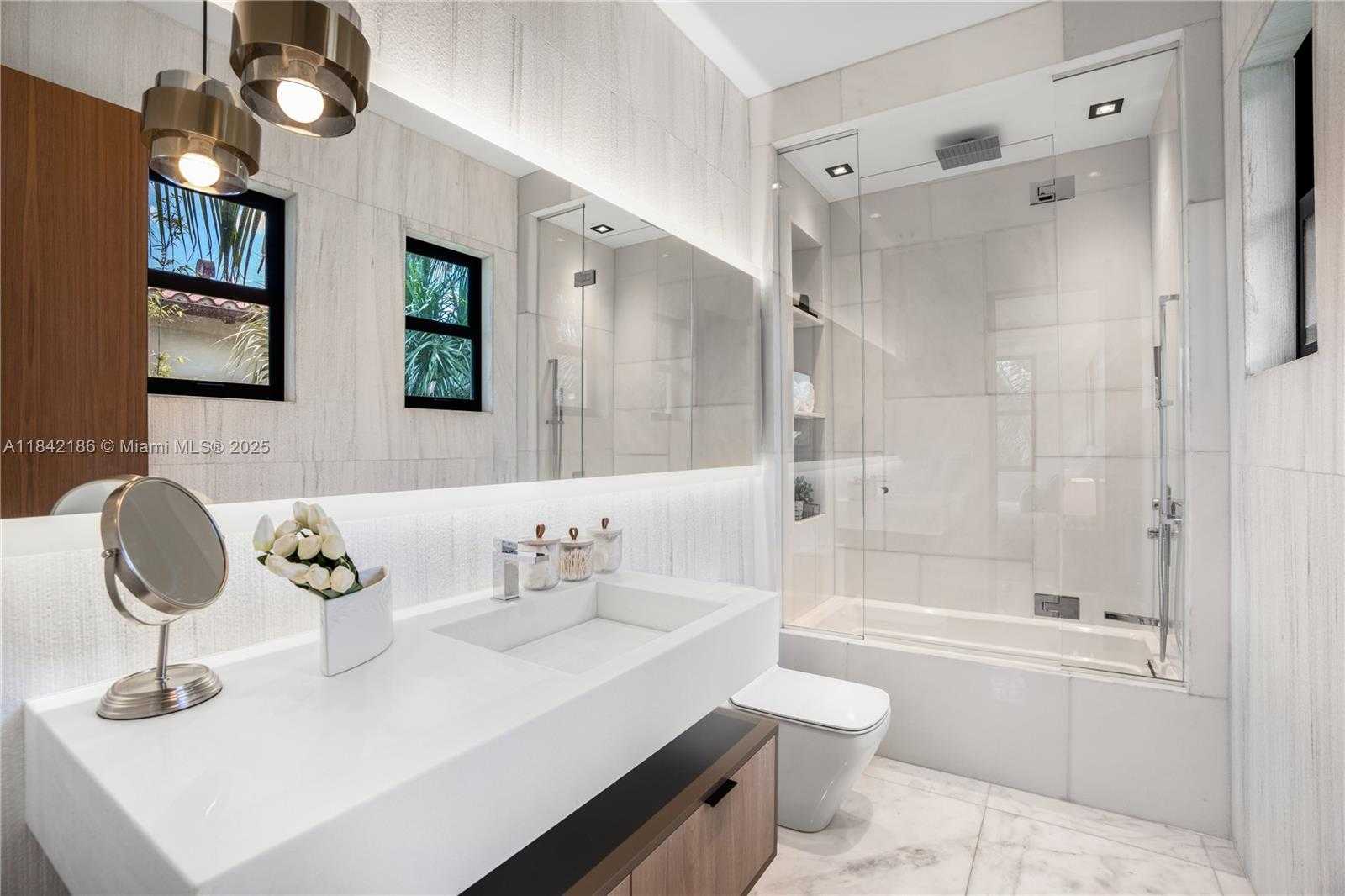 Small Image of 4241 PALM LN, Miami Number 61