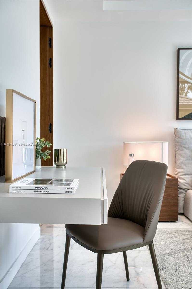 Small Image of 4241 PALM LN, Miami Number 62