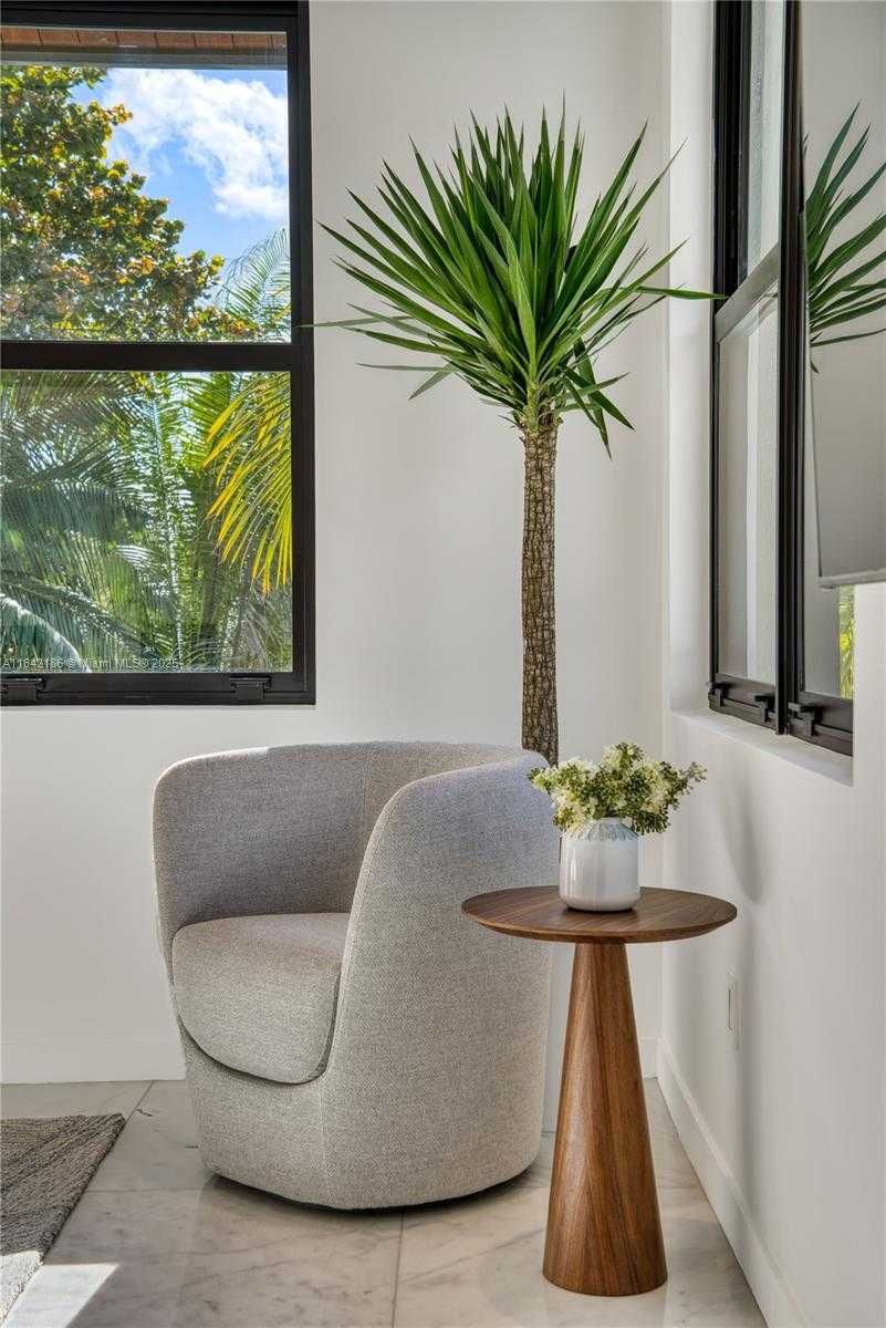 Small Image of 4241 PALM LN, Miami Number 63
