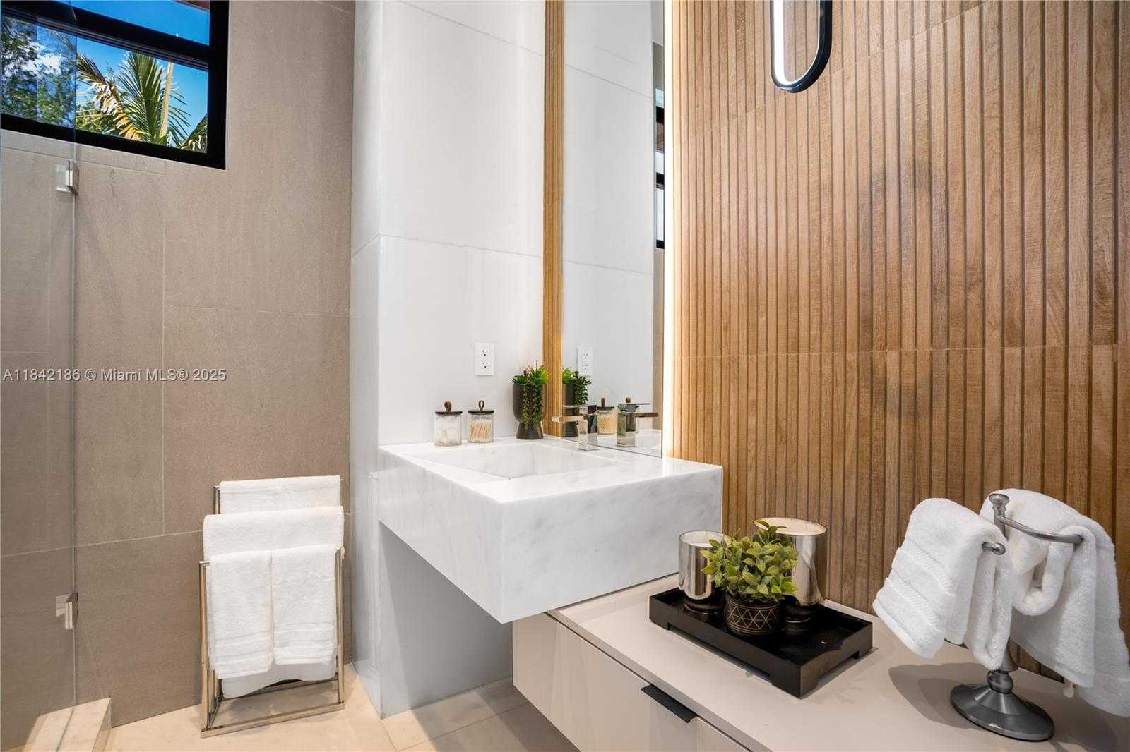 Small Image of 4241 PALM LN, Miami Number 66