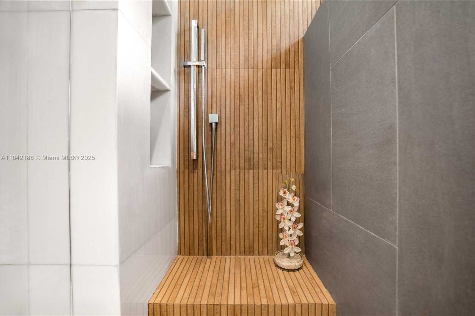 Small Image of 4241 PALM LN, Miami Number 67