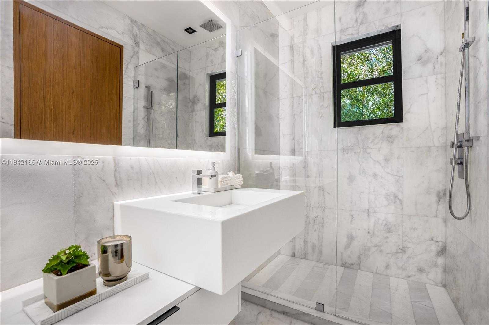 Small Image of 4241 PALM LN, Miami Number 70