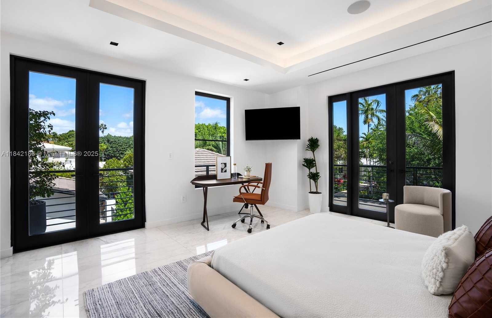 Small Image of 4241 PALM LN, Miami Number 72