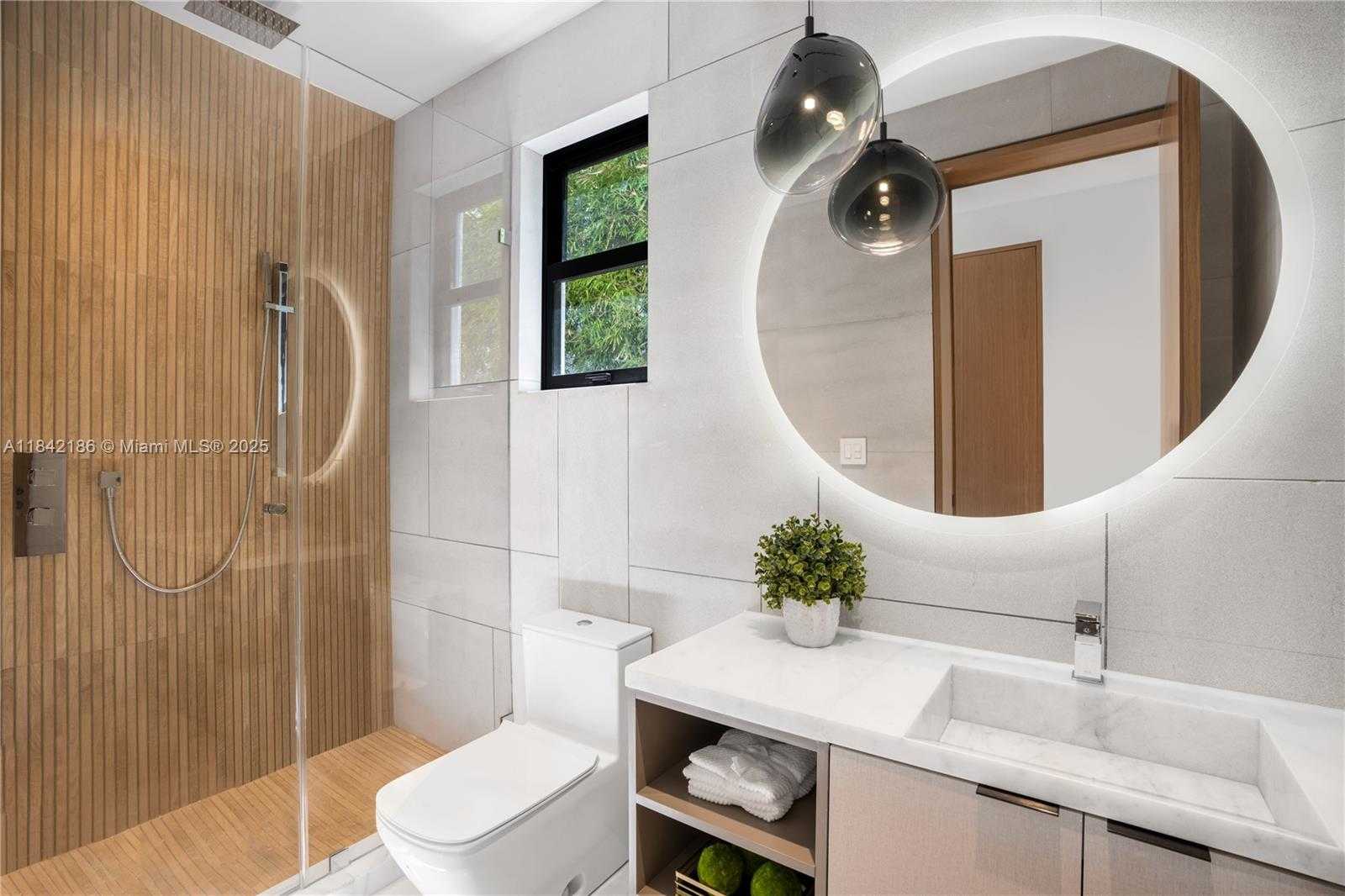 Small Image of 4241 PALM LN, Miami Number 73