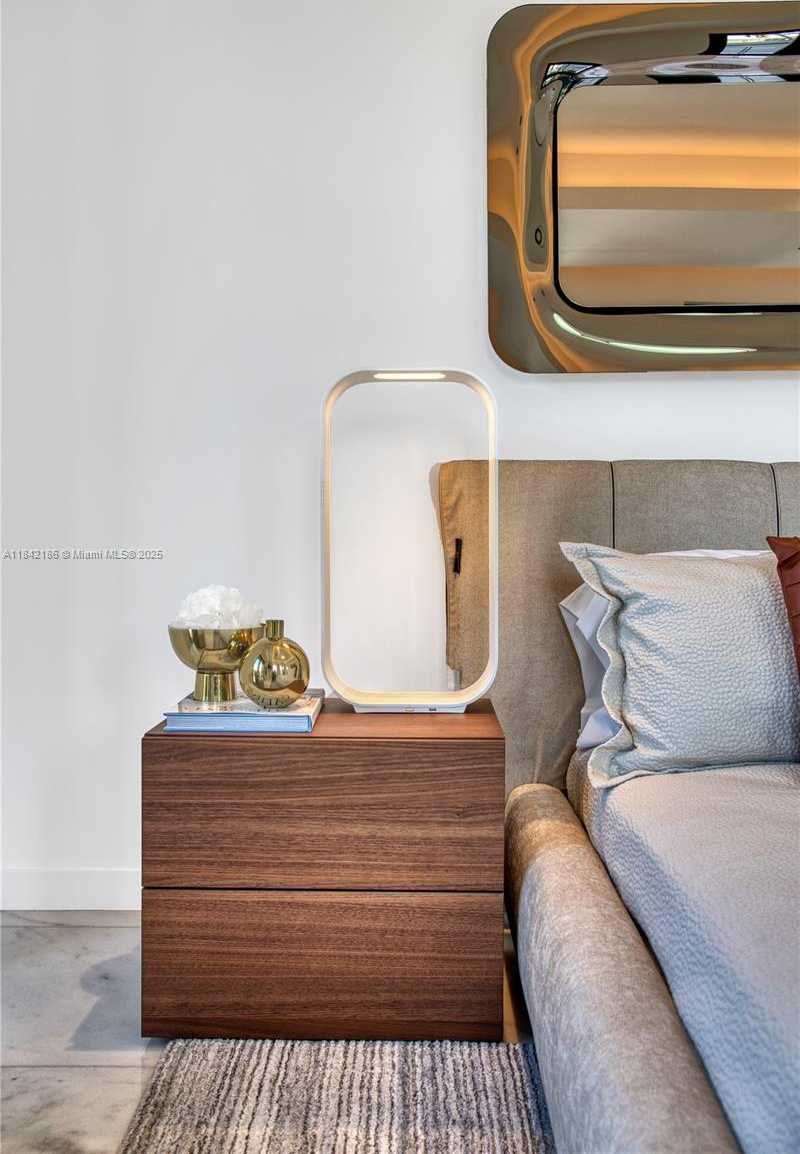 Small Image of 4241 PALM LN, Miami Number 74