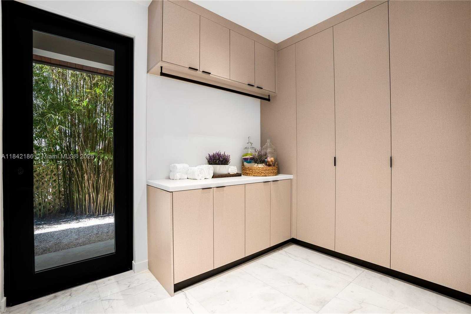 Small Image of 4241 PALM LN, Miami Number 75