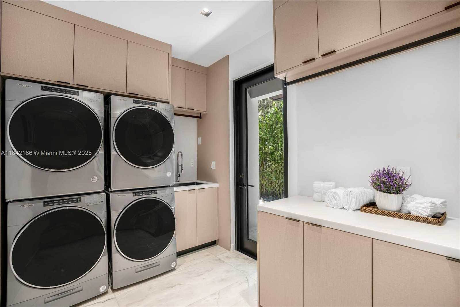 Small Image of 4241 PALM LN, Miami Number 76