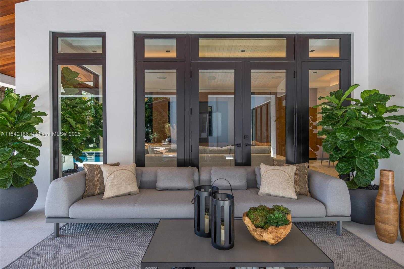 Small Image of 4241 PALM LN, Miami Number 79