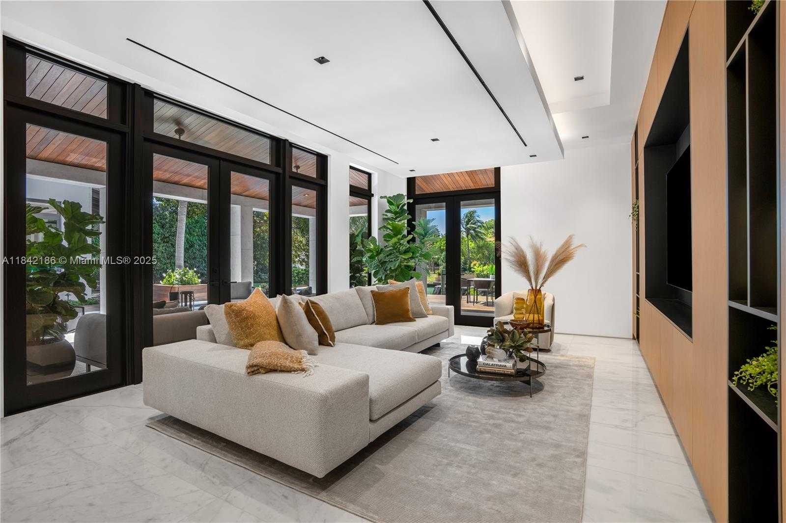 Small Image of 4241 PALM LN, Miami Number 8