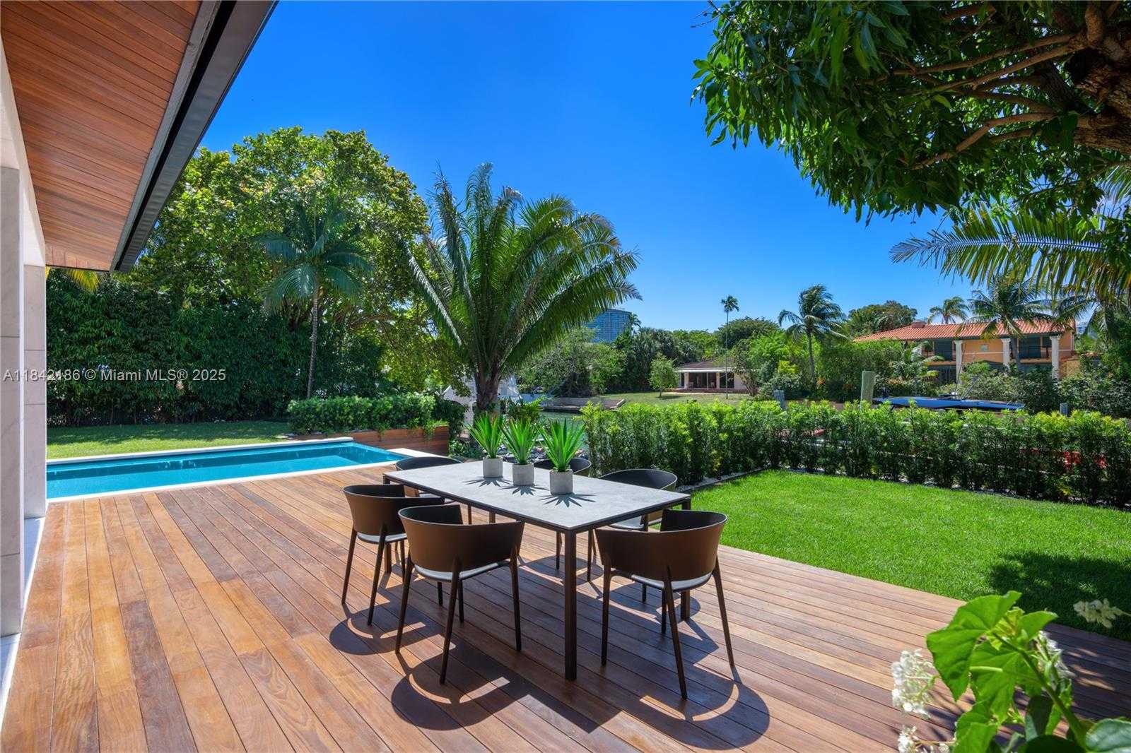 Small Image of 4241 PALM LN, Miami Number 81