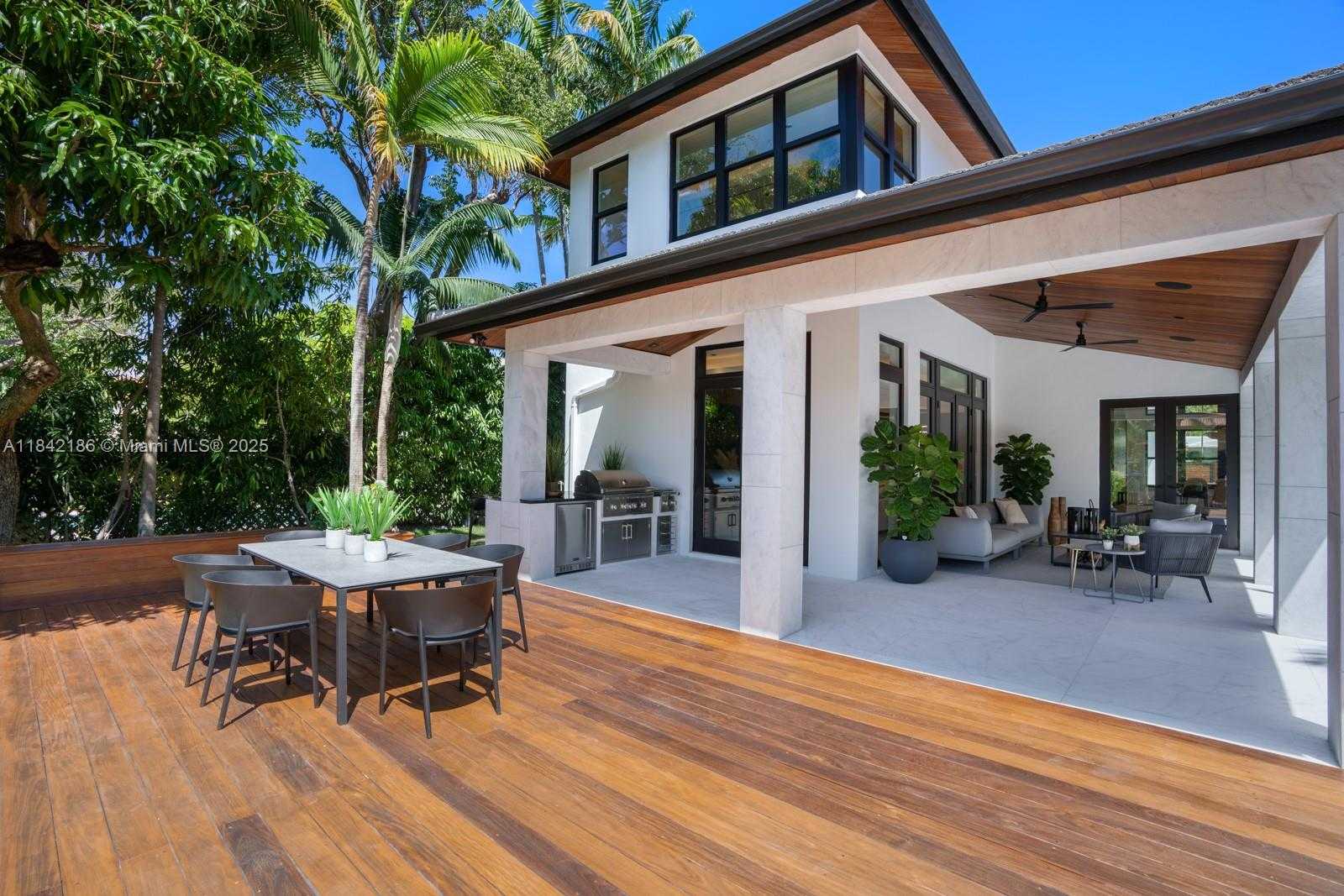 Small Image of 4241 PALM LN, Miami Number 82