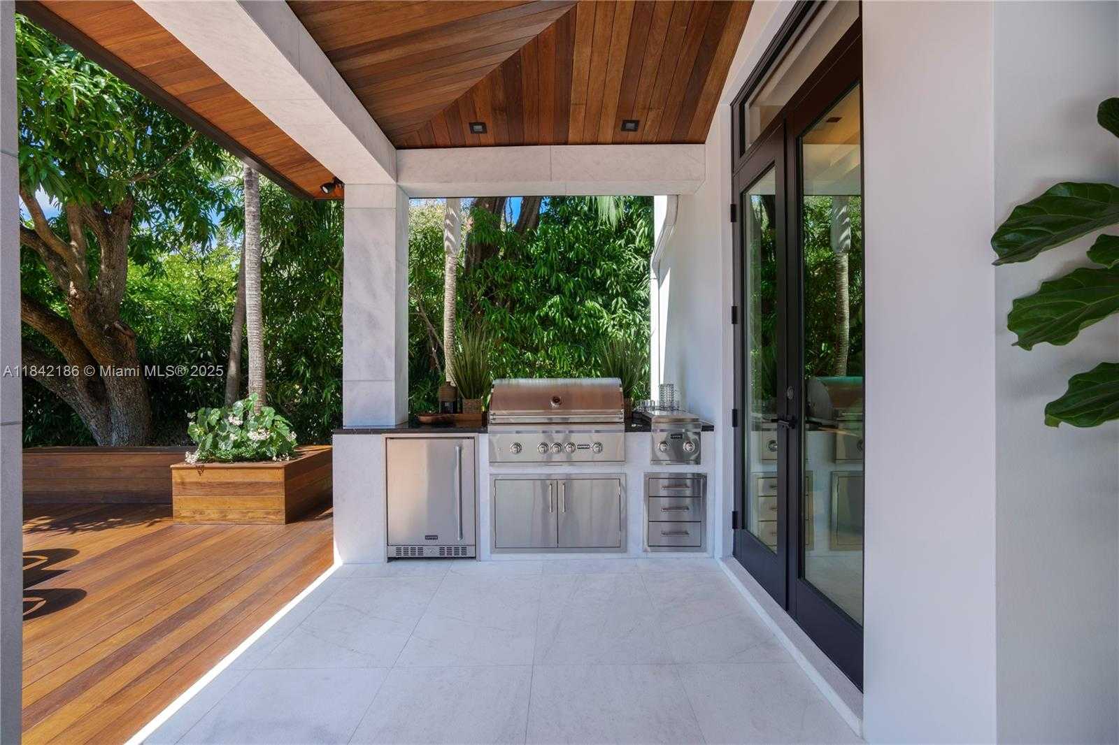 Small Image of 4241 PALM LN, Miami Number 83