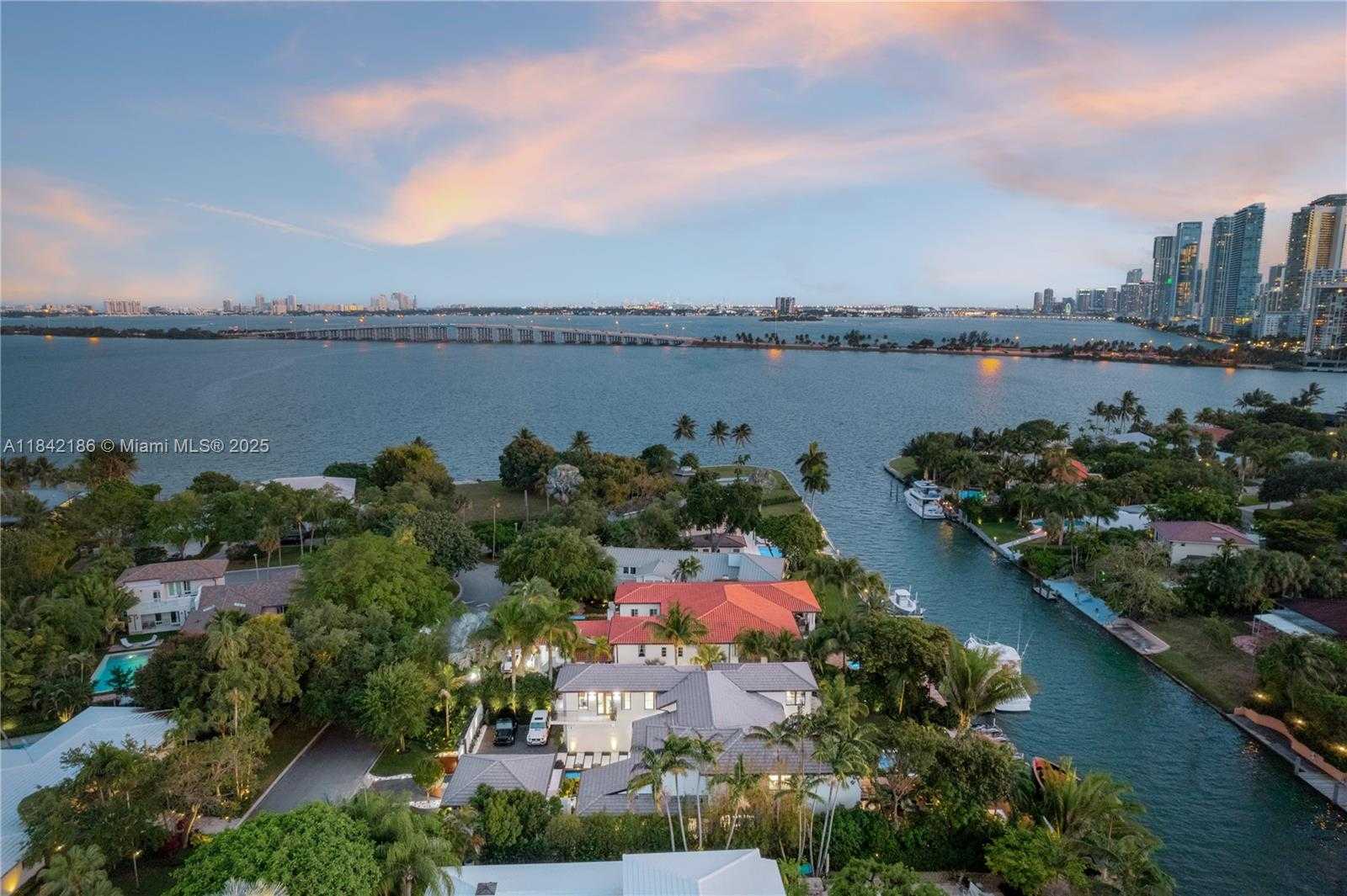 Small Image of 4241 PALM LN, Miami Number 86